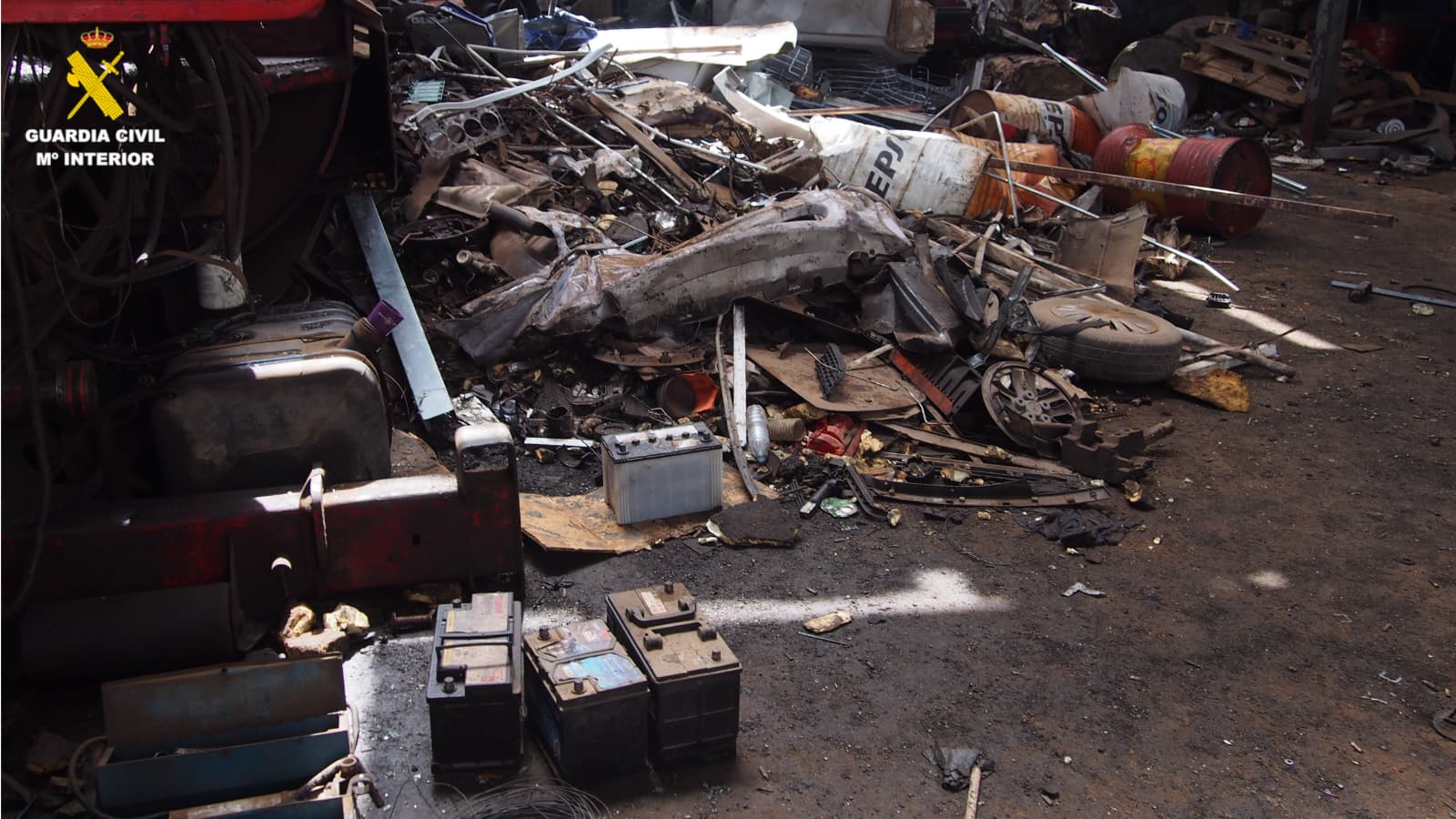 La Guardia Civil en uno de los desguaces