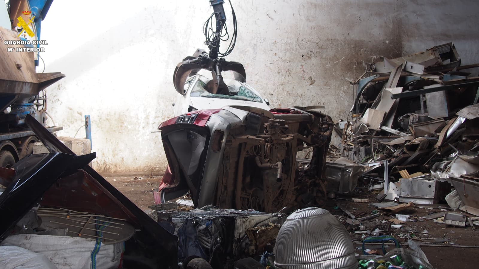 La Guardia Civil en uno de los desguaces