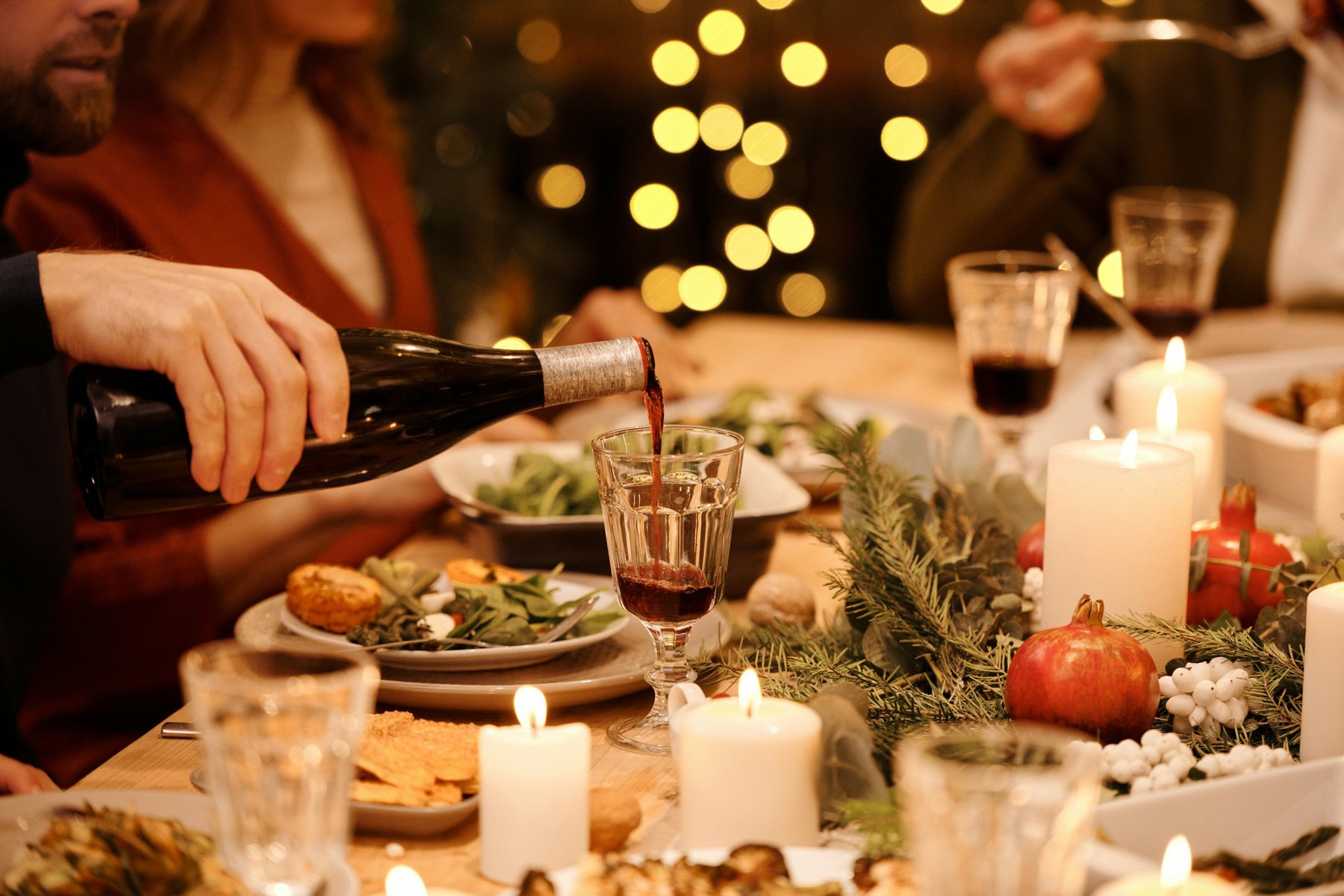 Comensales en la mesa durante la Navidad. Foto: Nicole Michalou (Pexels). Comensales en la mesa durante la Navidad. Foto: Nicole Michalou (Pexels).