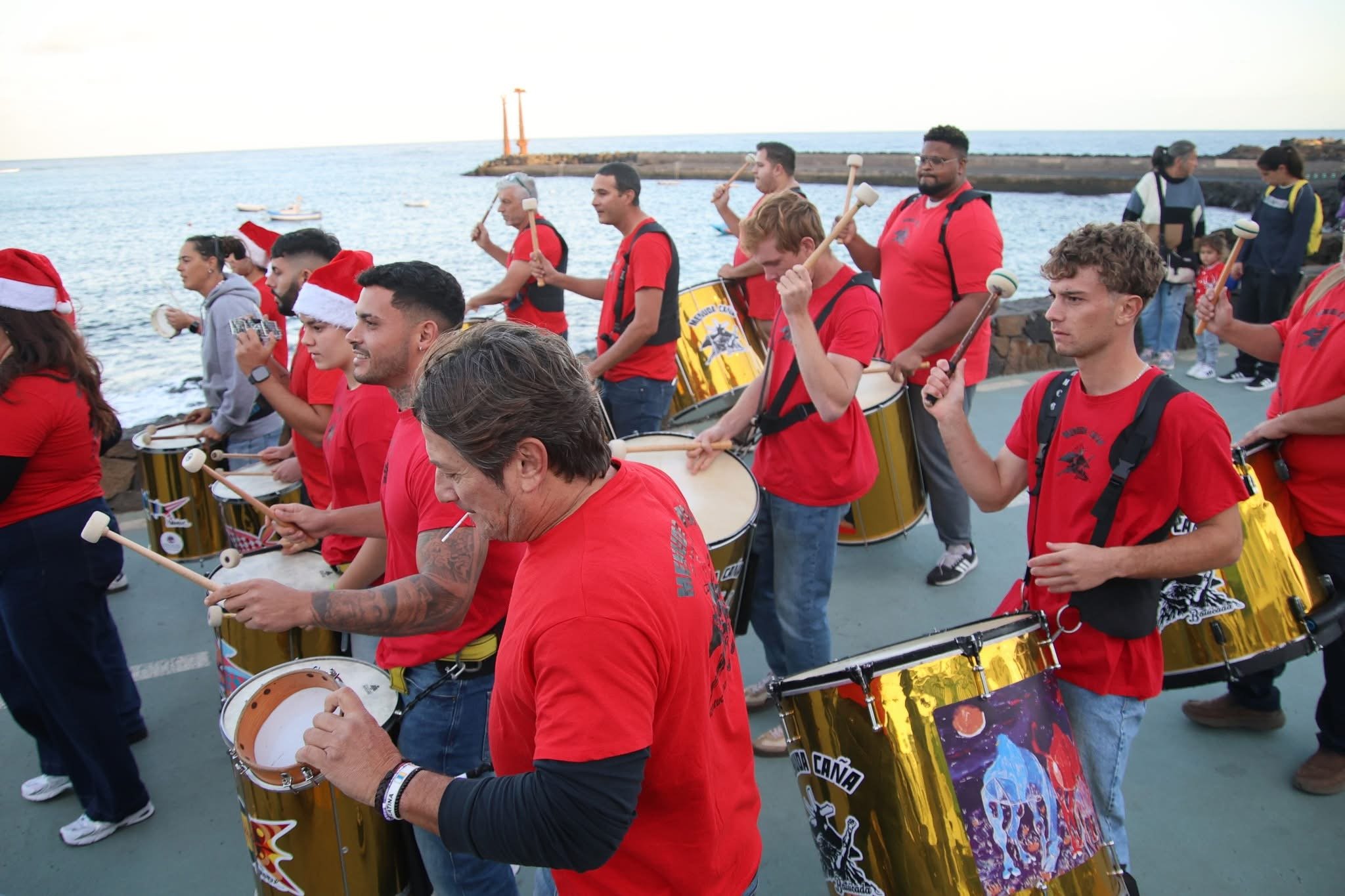 Pasacalle de Papá Noel en Costa Teguise. Pasacalle de Papá Noel en Costa Teguise.