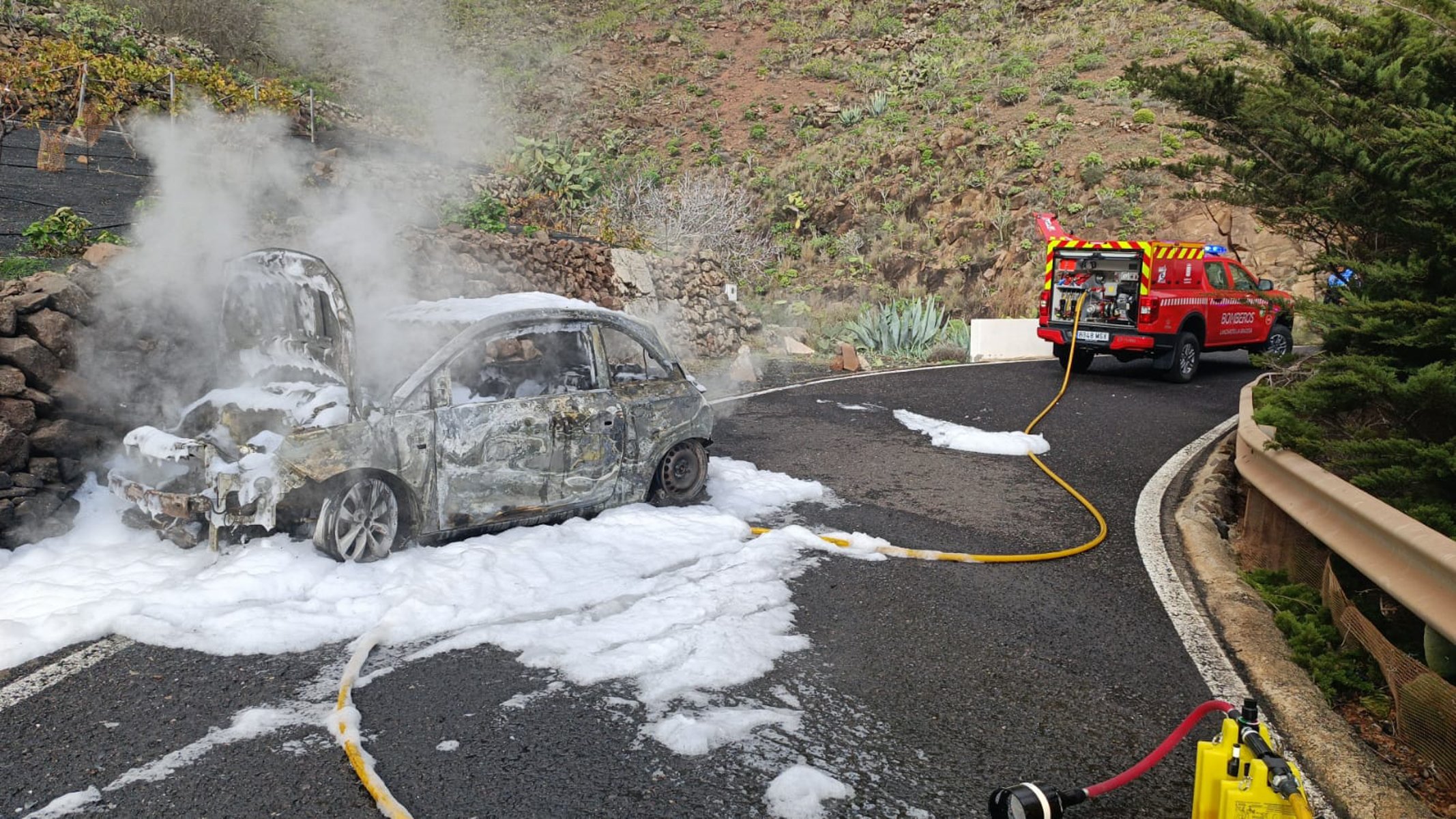 Arde un vehículo en medio de una carretera de Haría.