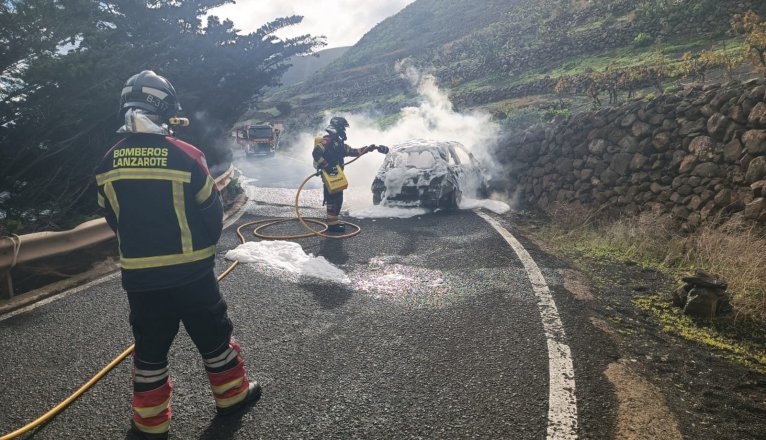 Arde un vehículo en medio de una carretera de Haría.