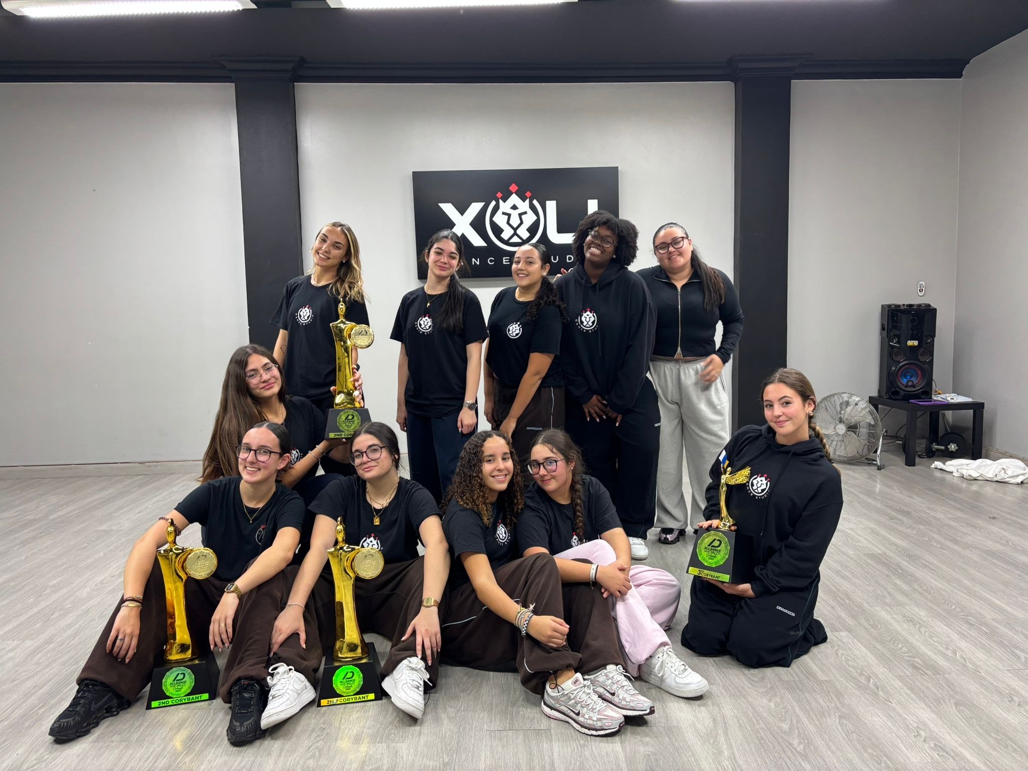 Bailarinas y bailarines posan junto a los premios. Foto: XUDS.