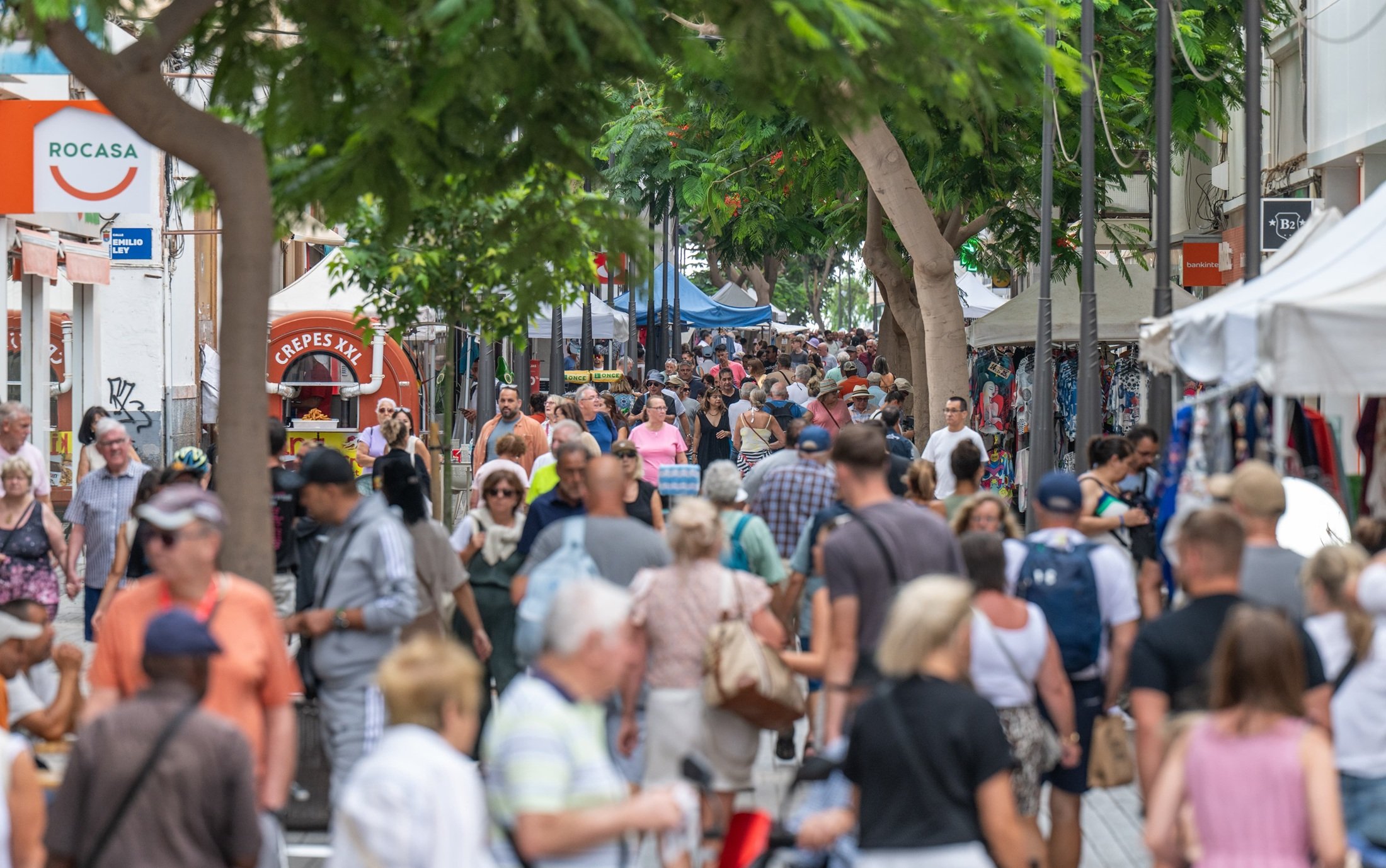 La zona comercial abierta de Arrecife en un día con escalda de cruceros