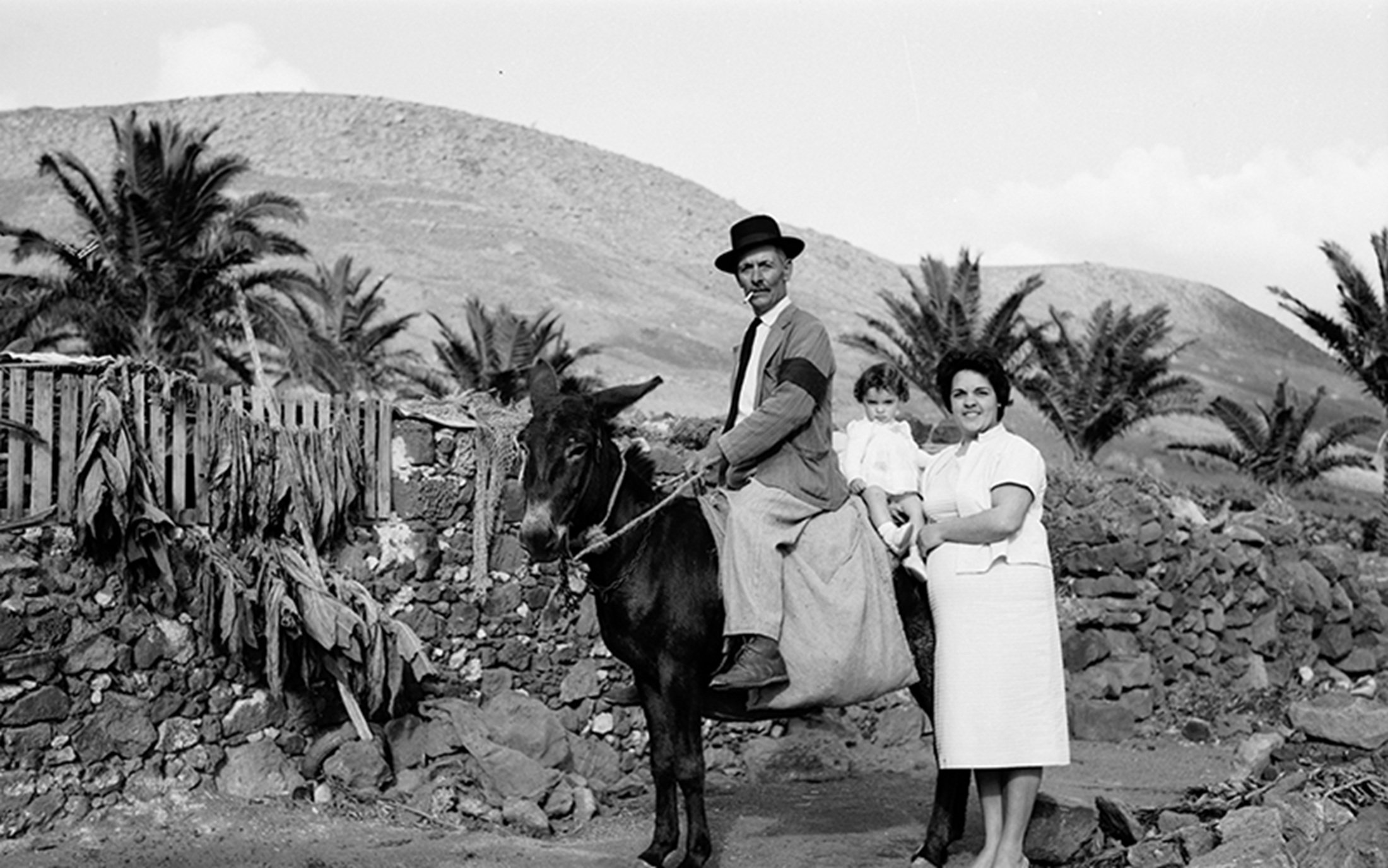 Familia de Máguez junto a un secadero de tabaco a la izquierda de la imagen (entre 1951 y 1960). Foto: Javier Reyes Acuña
