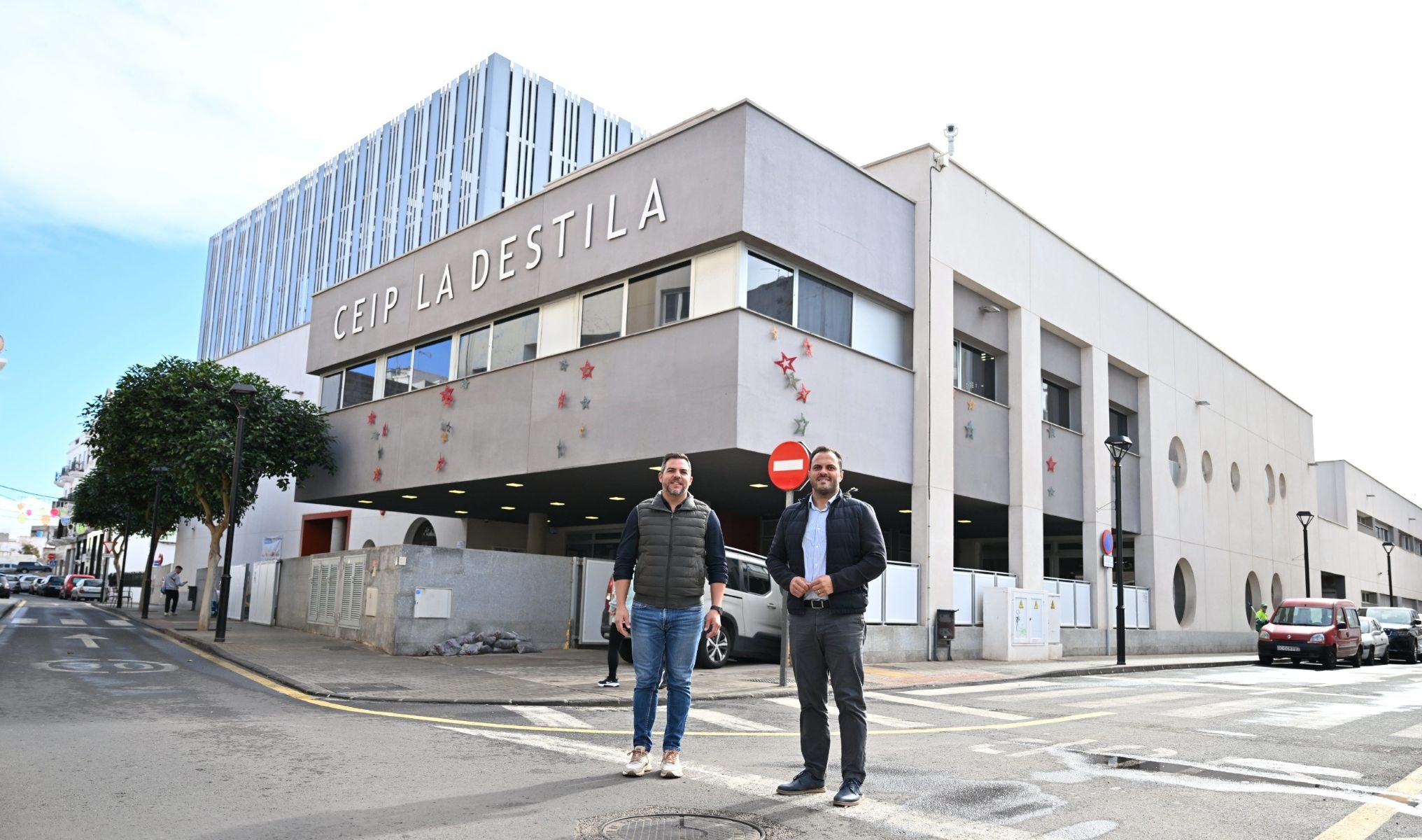 Las calles del entorno del colegio La Destila contarán con un refuerzo de la seguridad vial. El alcalde de Arrecife y el consejero insular de Obras Púbicas en la  zona