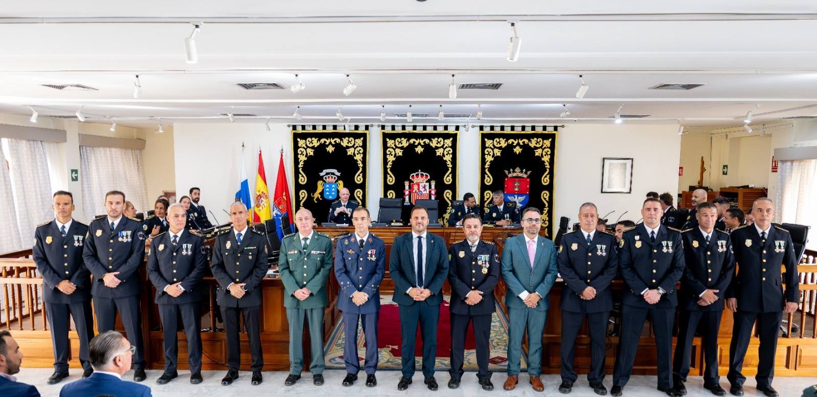 Policías Locales de Arrecife que recibieron medallas por permanencia en el Cuerpo de la Policía Local en un acto presidido por el alcalde