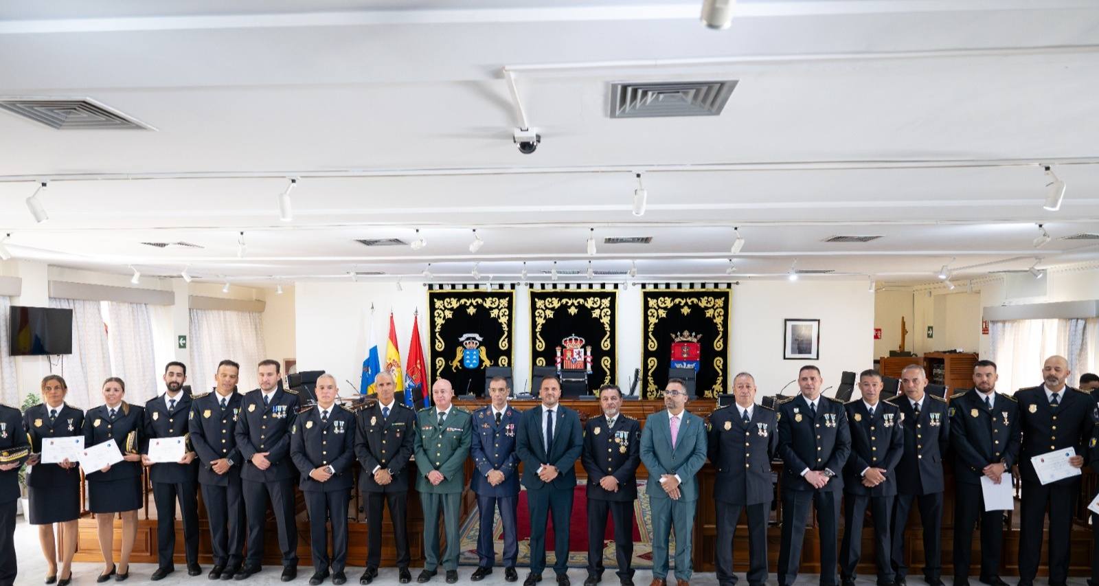 El Ayuntamiento de Arrecife ha condecorado en el Día de la Policía Local de Arercife a 29 agentes