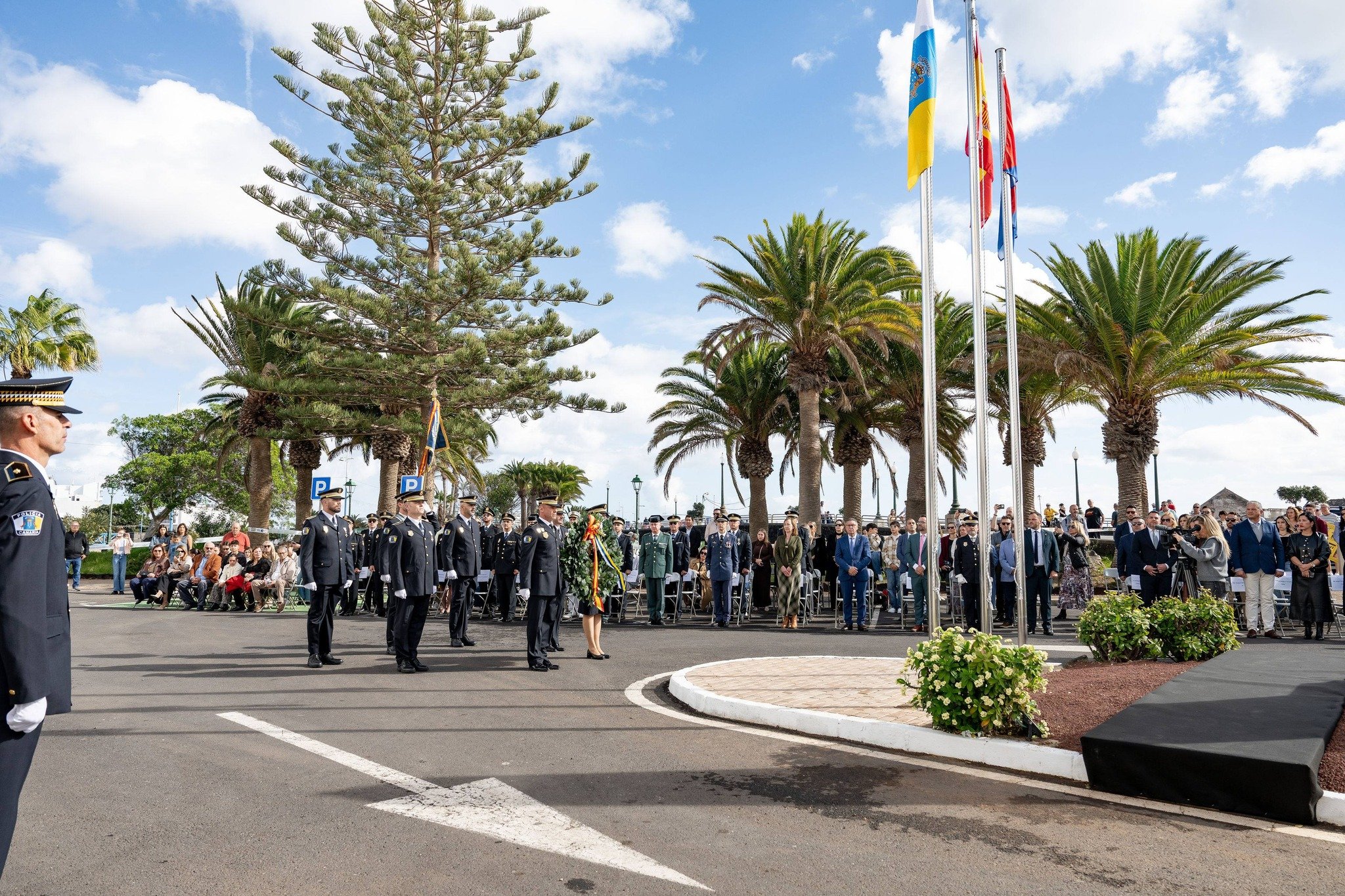 Un piquete de honor de la Policía Local escoltó la ofrenda floral. Al fondo el público asistente, en un acto presidido por el alcalde Yonathan de León 