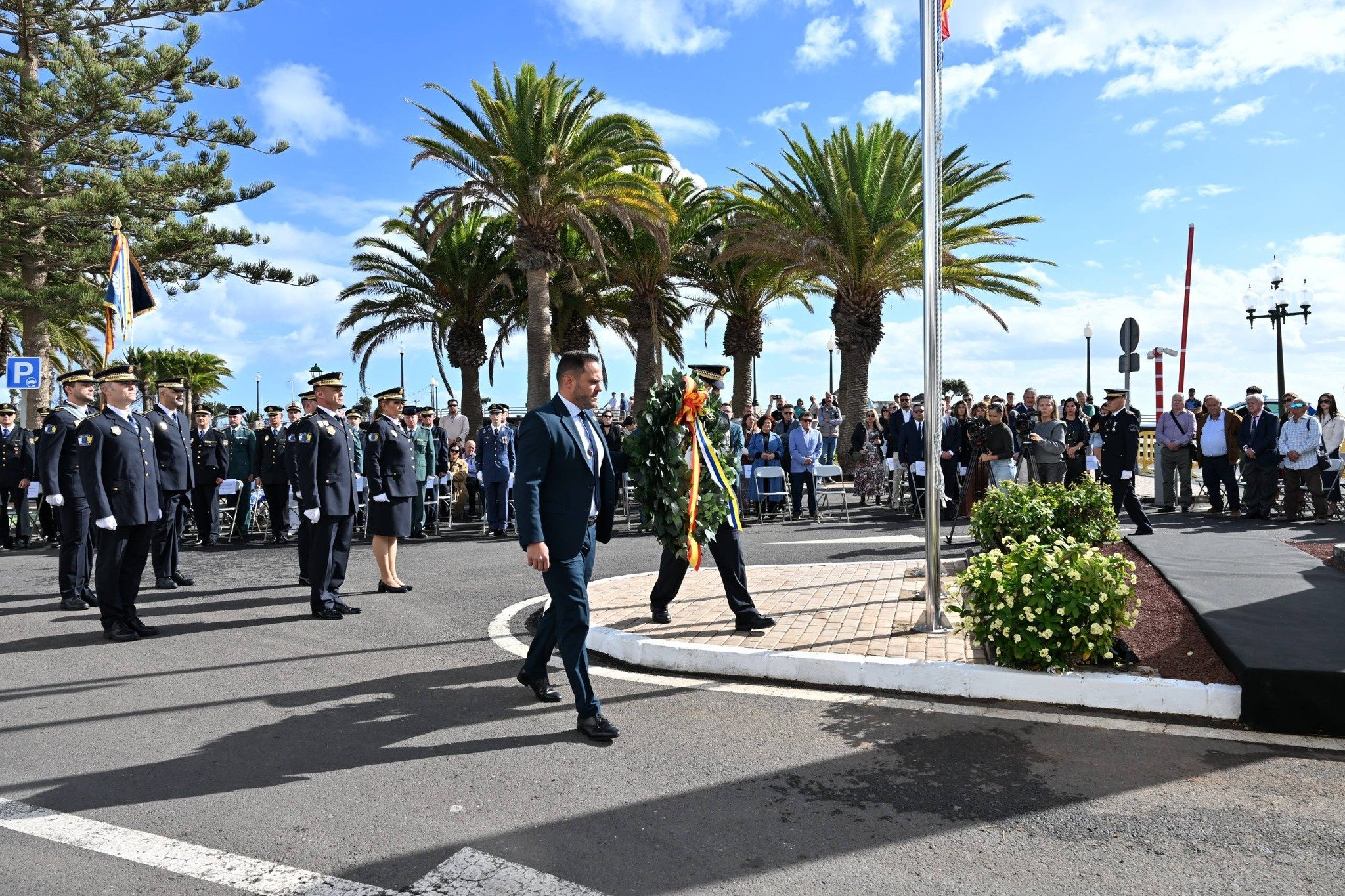 El alcalde de Arrecife Yonathan de León junto al subcomisario jefe de la Policía Local realizan la ofrenda floral tras ser inaugurado este obelisco