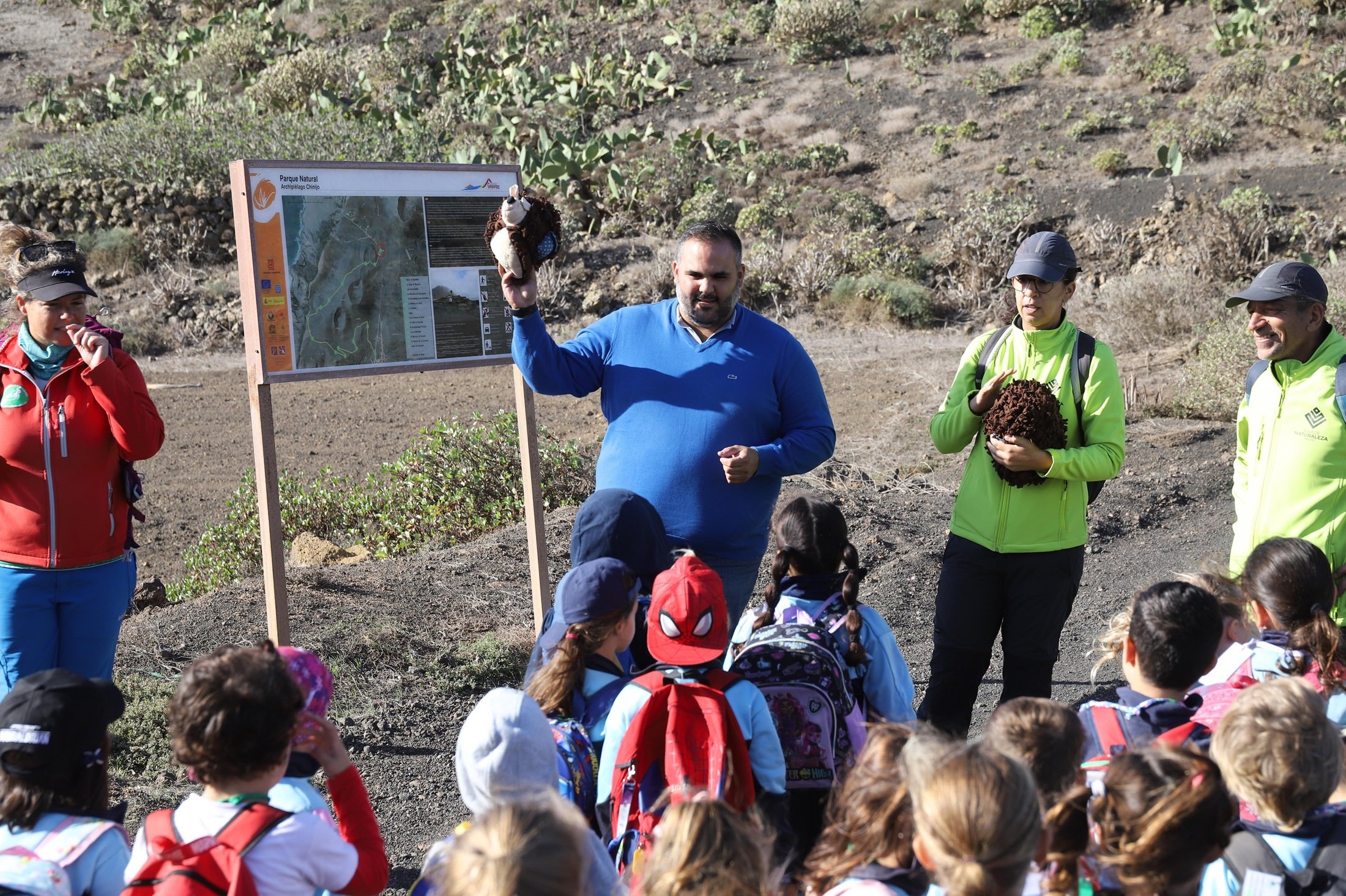 El consejero Samuel Martín junto a escolares en uno de los senderos