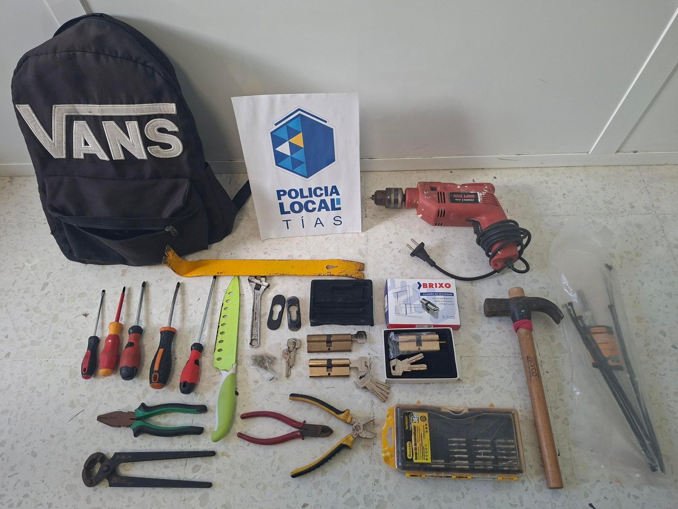 Herramientas requisadas que tenía uno de los detenidos en su mochila