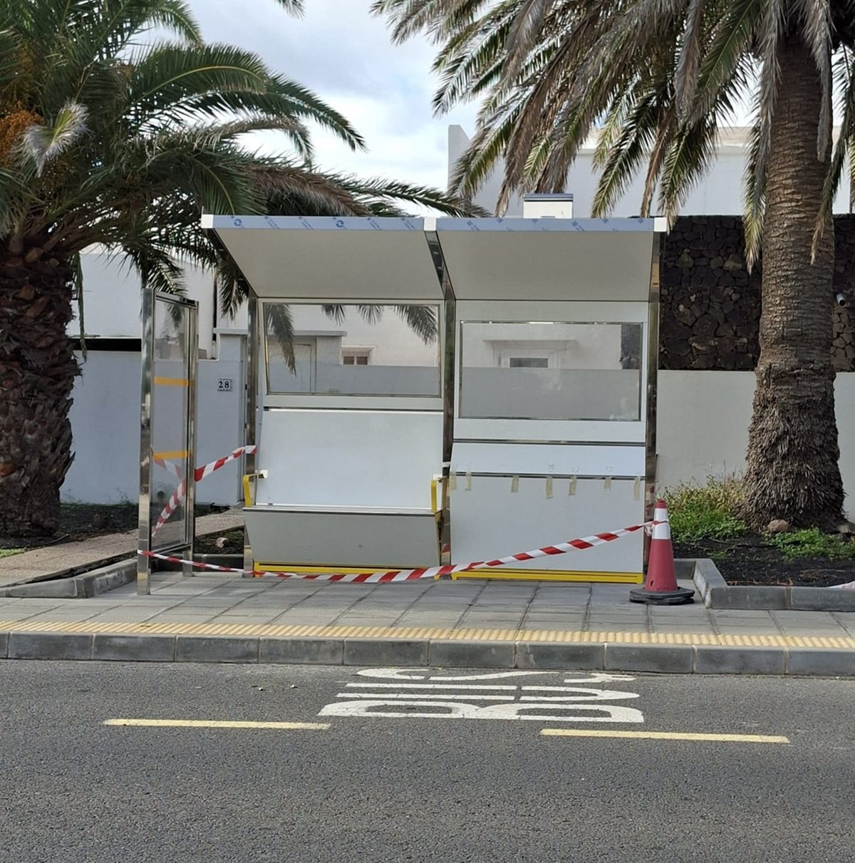 Una de las nuevas marquesinas