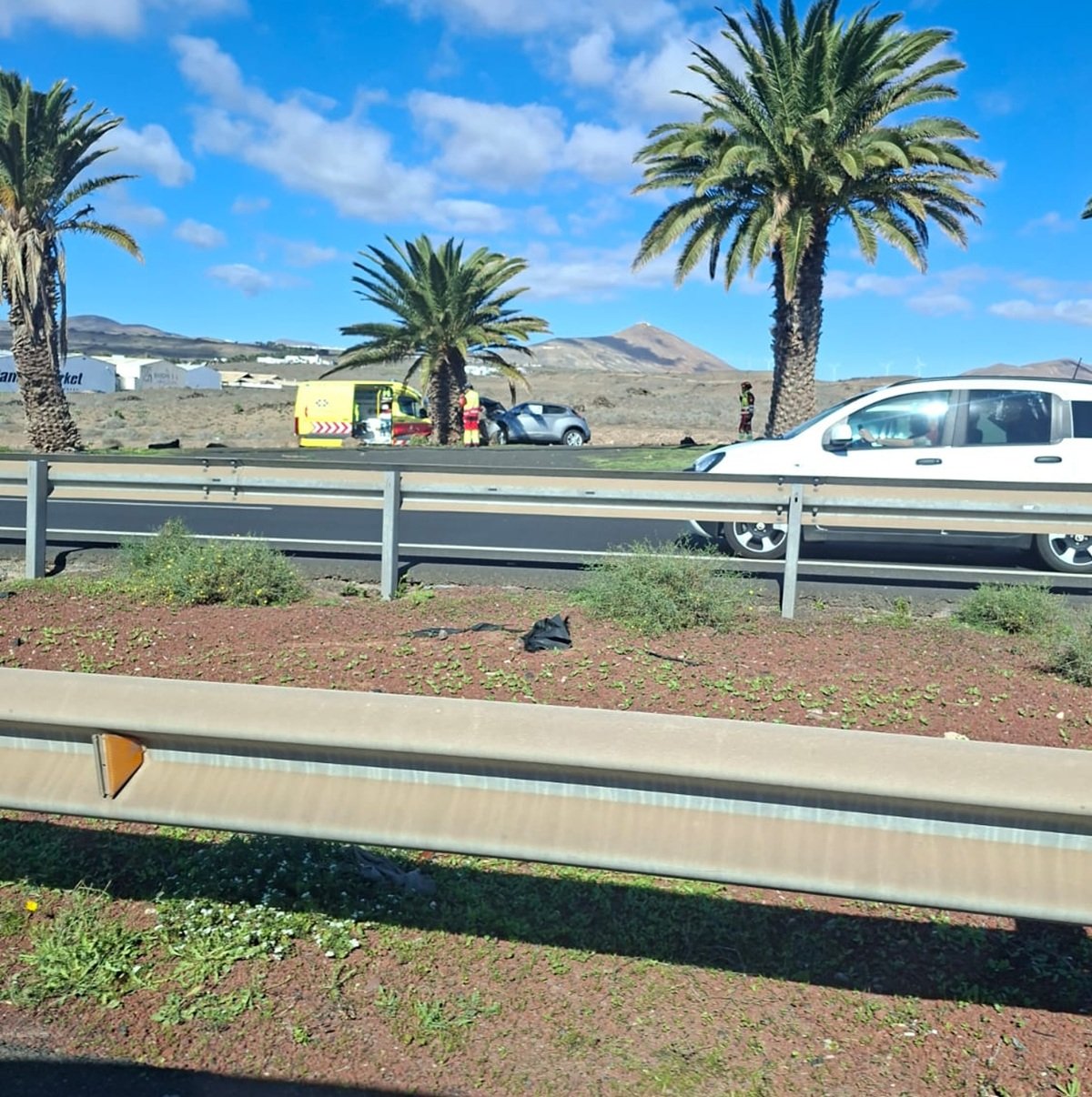 Coche accidentado en Playa Honda. Foto: La Voz Coche accidentado en Playa Honda. Foto: La Voz