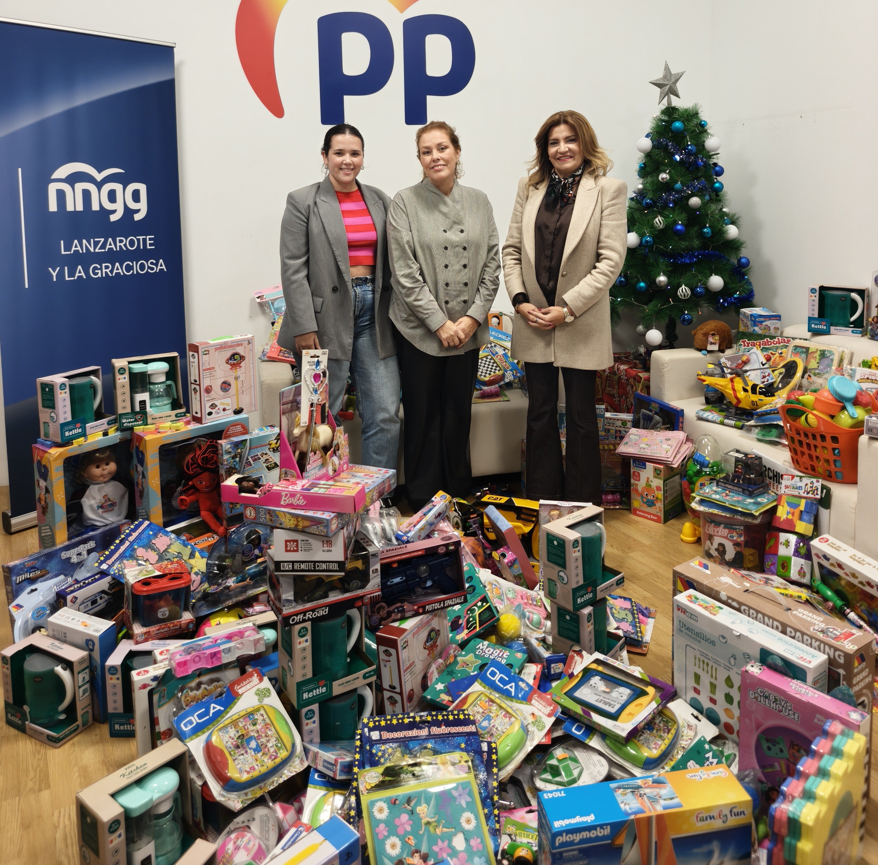 La presidenta insular, Astrid Pérez, junto con la secretaria general, María Tovar, y la presidenta de NNGG, Ana Hernández