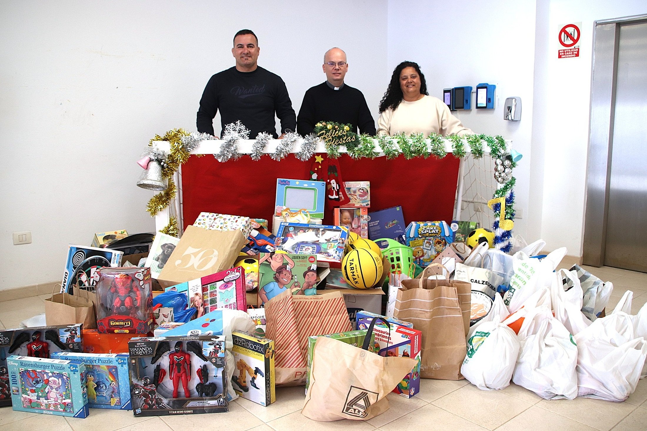 Recogida de juguetes y alimentos en Yaiza