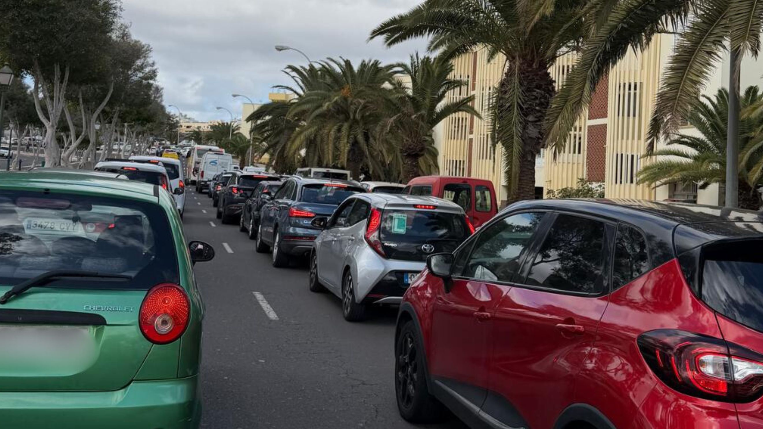 Atasco en el centro de Arrecife. Foto: La Voz