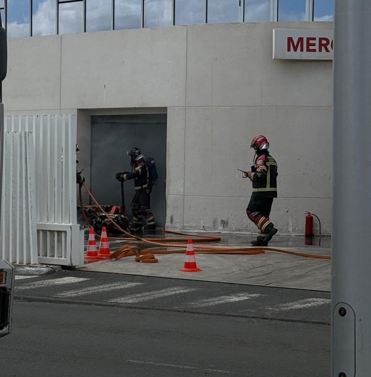 Bomberos sofocan las llamas en el supermercado