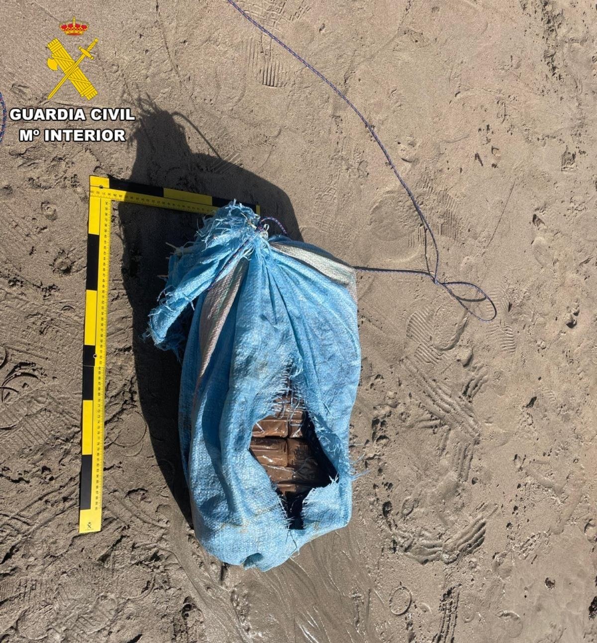 La Guardia Civil detiene a tres personas que esperaban descargar un alijo de hachís en Canarias