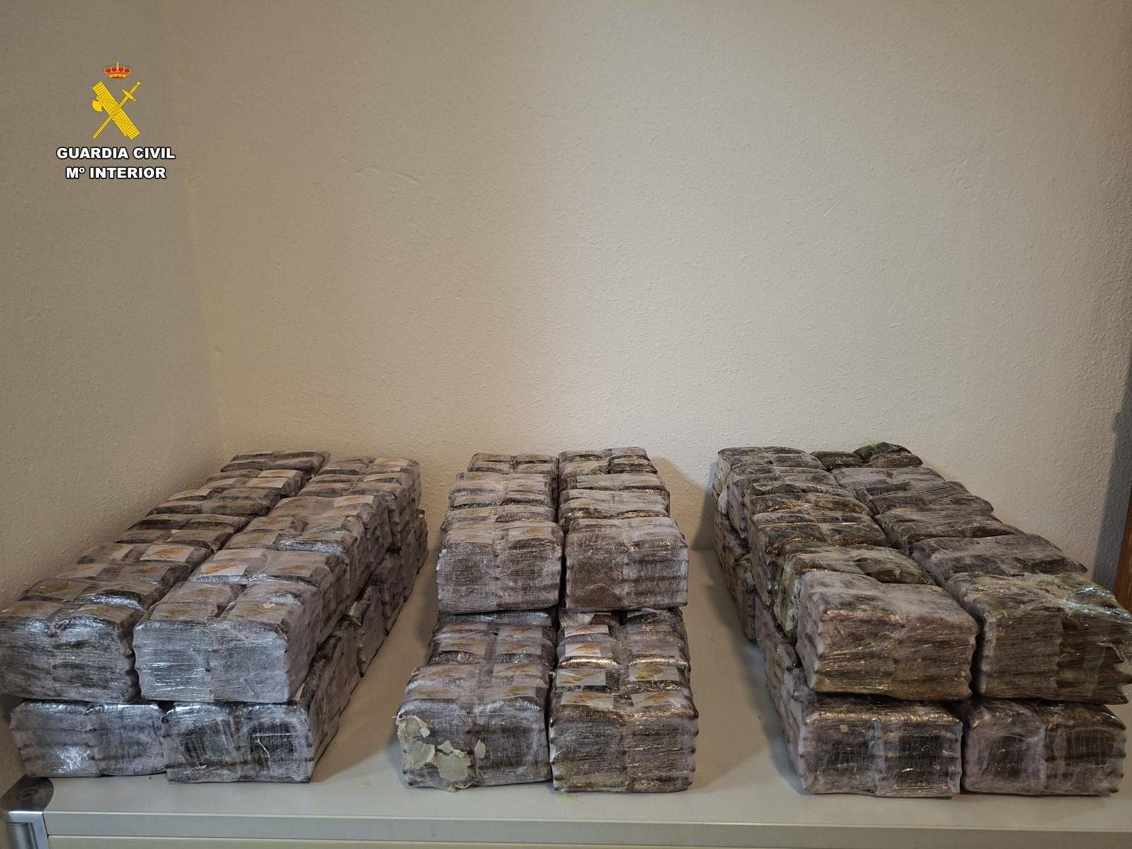 La Guardia Civil detiene a tres personas que esperaban descargar un alijo de hachís en Canarias