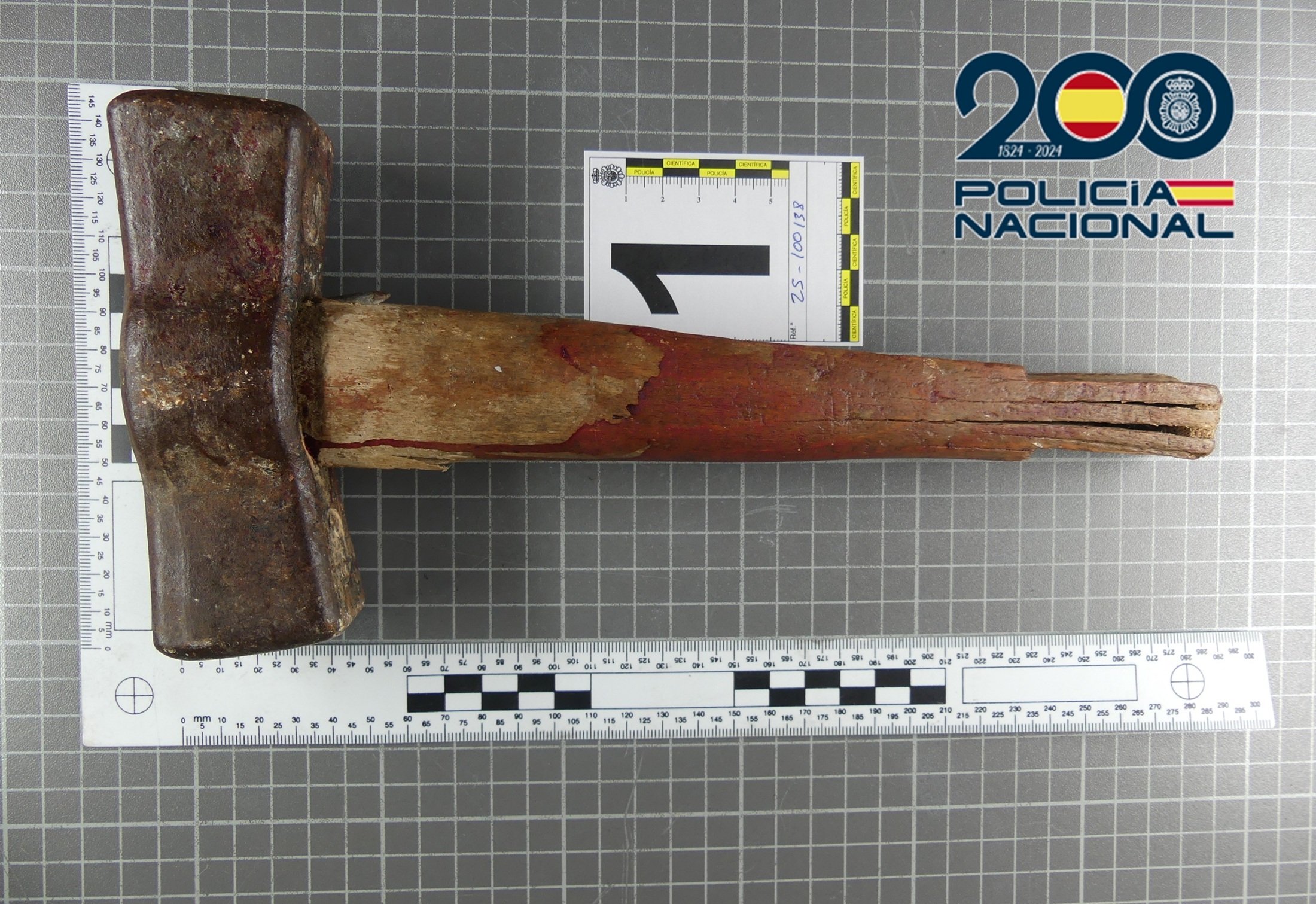 Martillo con el que el hijo agredió a su padre