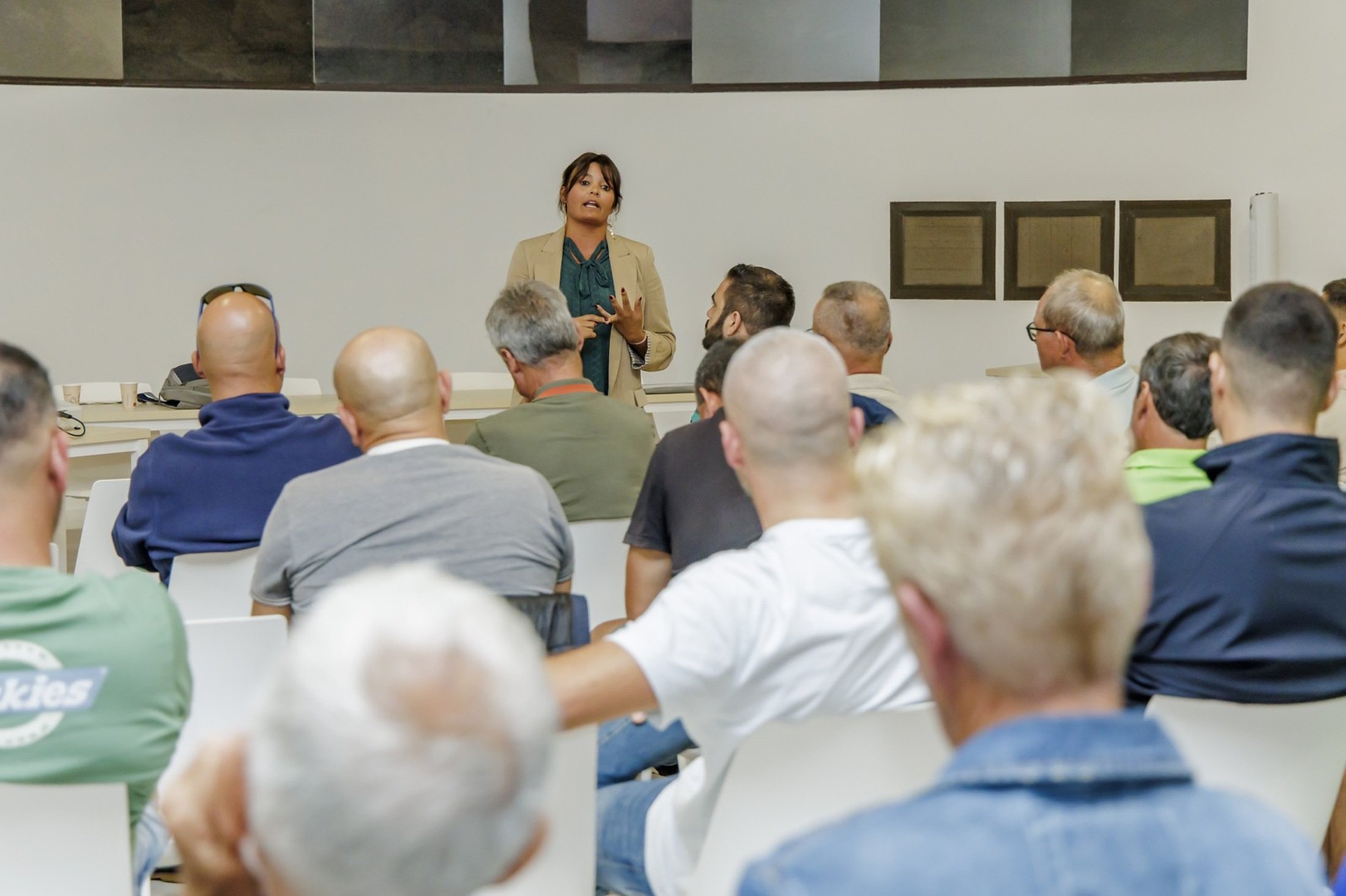 La alcaldesa Olivia Duque reunida con los taxistas