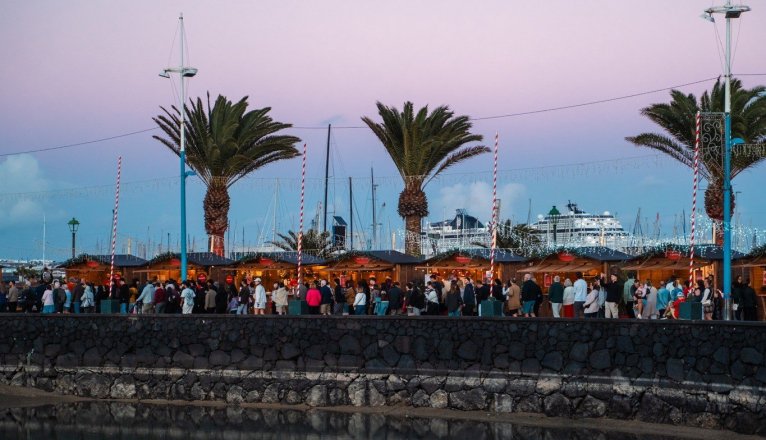 Puestos de empresas locales y artesanos en Navilan 25 26