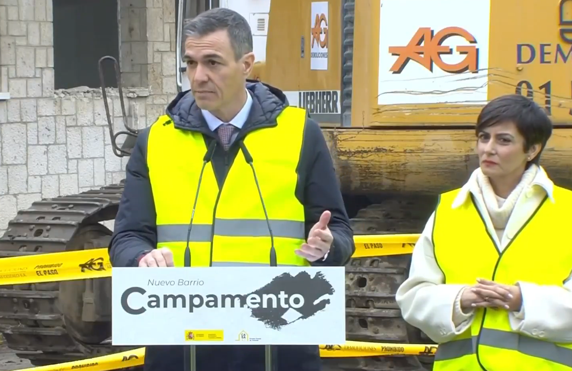 Pedro Sánchez y la ministra de Vivienda durante el anuncio. Alquiler.