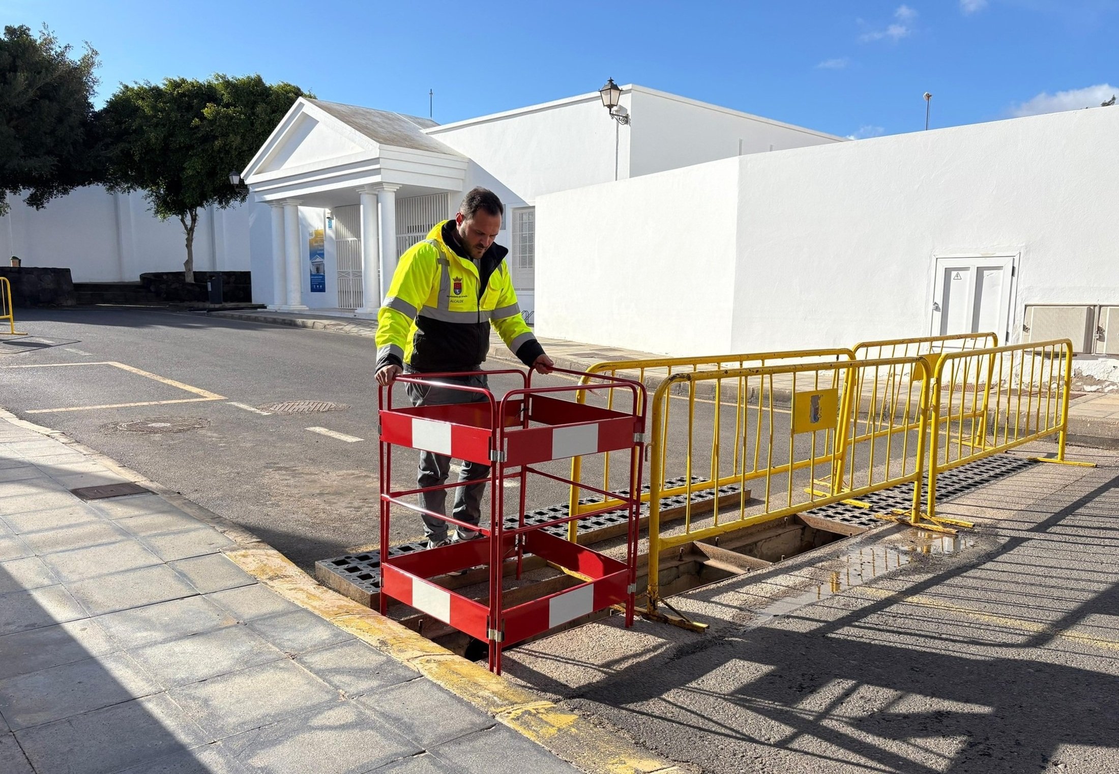 Colocación de vallas protectoras en los imbornales de la calle El Antonio