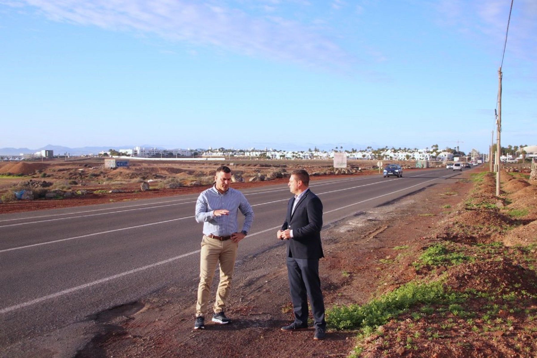 Óscar Noda y el concejal Ángel Lago. Foto: Ayuntamiento de Yaiza.