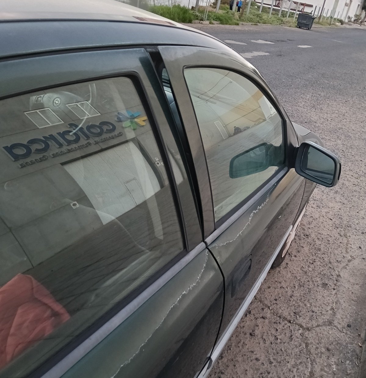 Vehículo forzado en el que intentaron robar