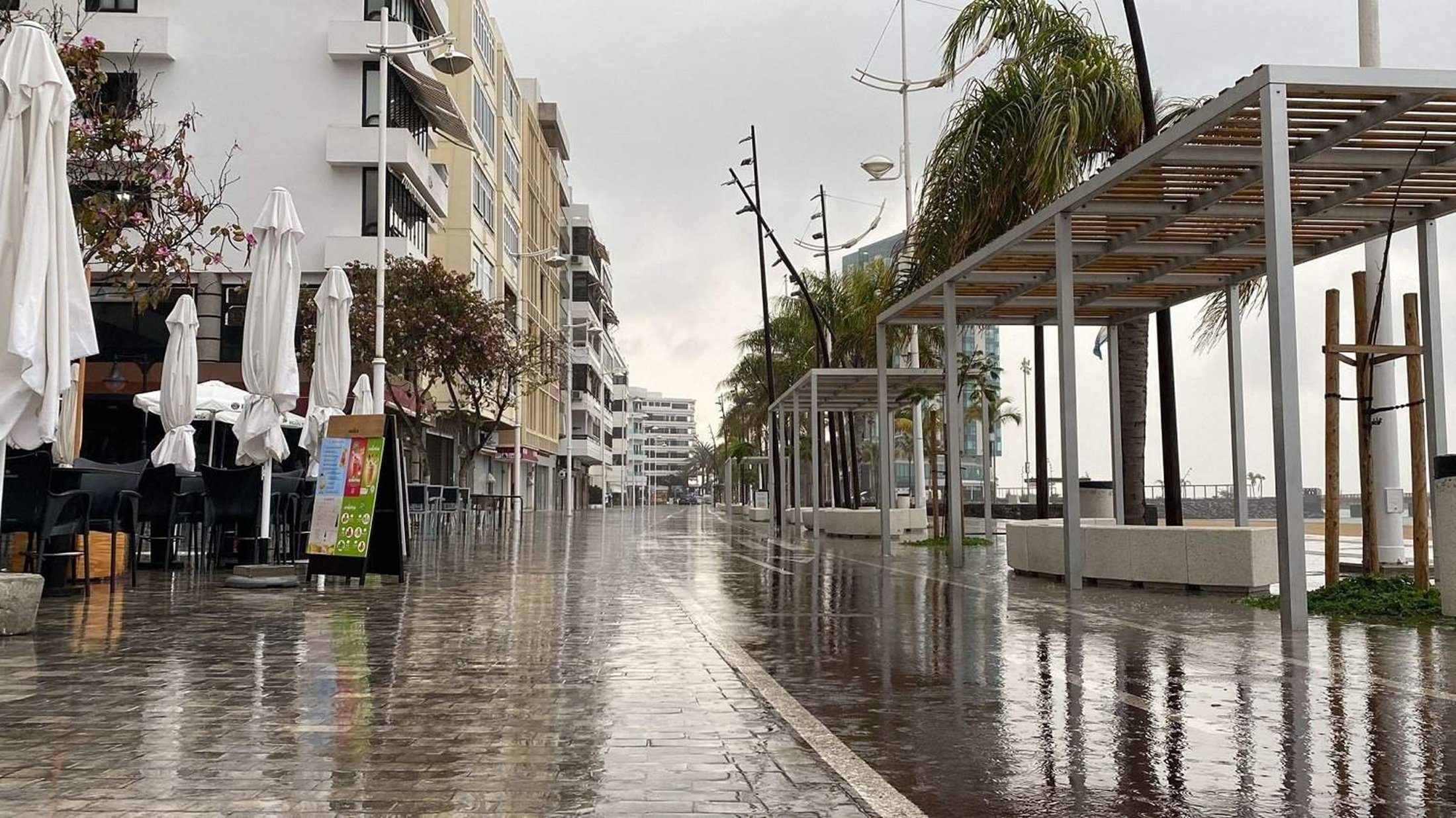 Lluvia en la avenida Fred Olsen. Foto: La Voz de Lanzarote.