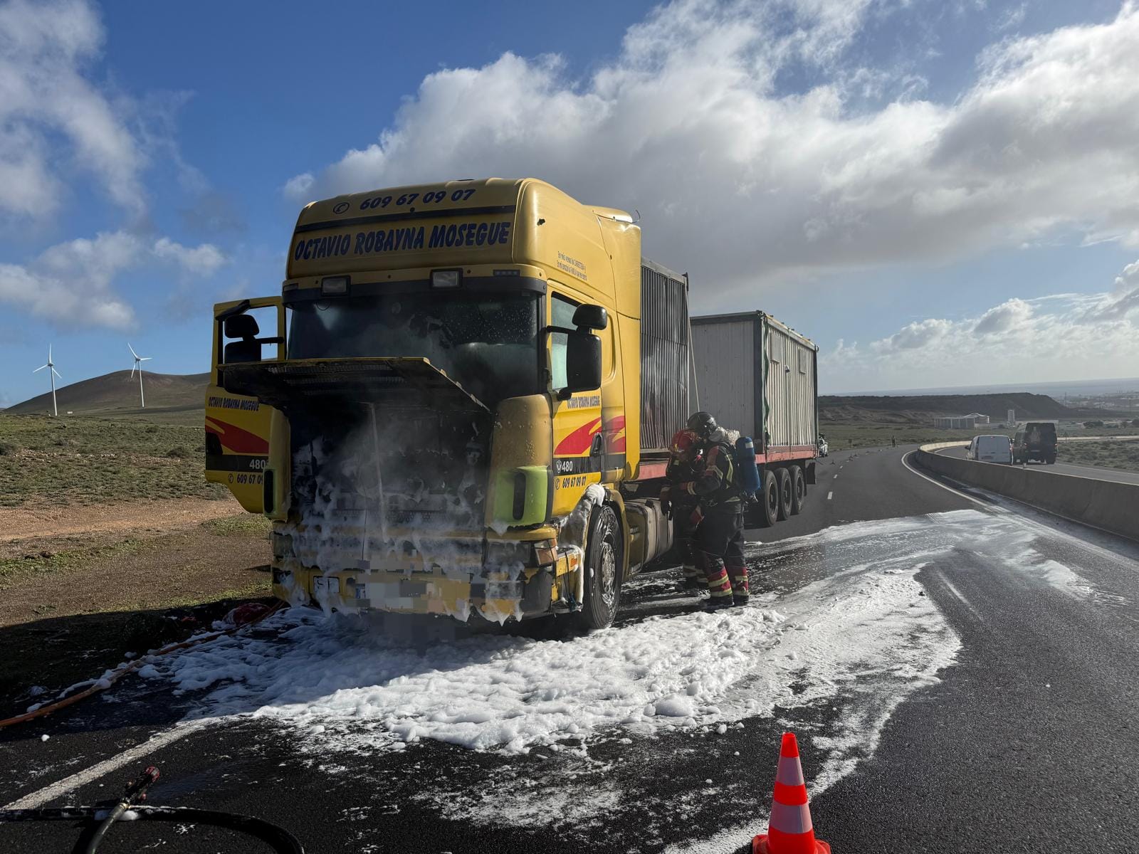 Un camión se incendia en marcha en la carretera de Arrecife a San Bartolomé Un camión se incendia en marcha en la carretera de Arrecife a San Bartolomé