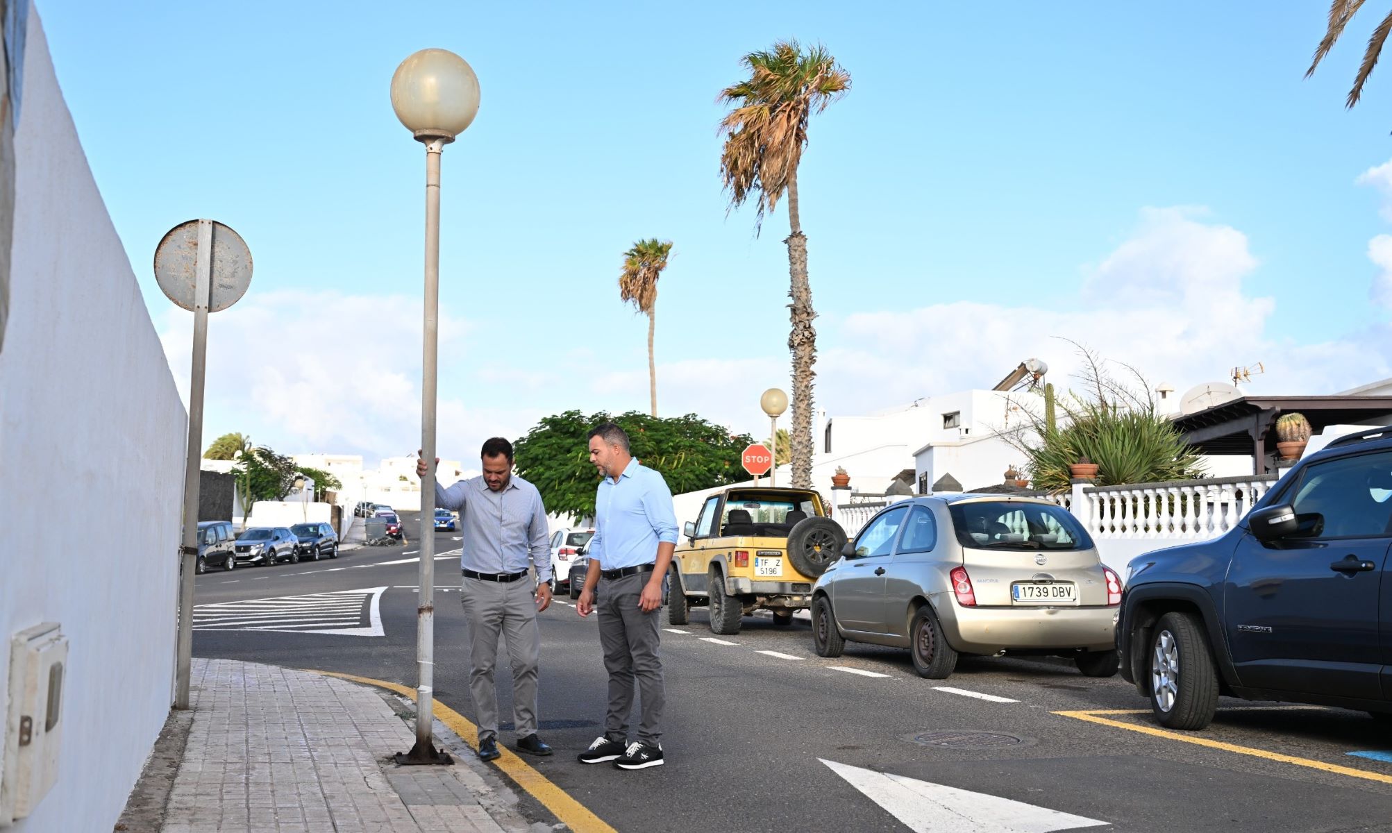 El alcalde de Arrecife, Yonathan de León, y el consejero insular de Obras Públicas, Jacobo Medina, visitan el núcleo de La Concha donde se invierten más de 740.000 euros en la renovación del alumbrado El alcalde de Arrecife, Yonathan de León, y el consejero insular de Obras Públicas, Jacobo Medina, visitan el núcleo de La Concha donde se invierten más de 740.000 euros en la renovación del alumbrado