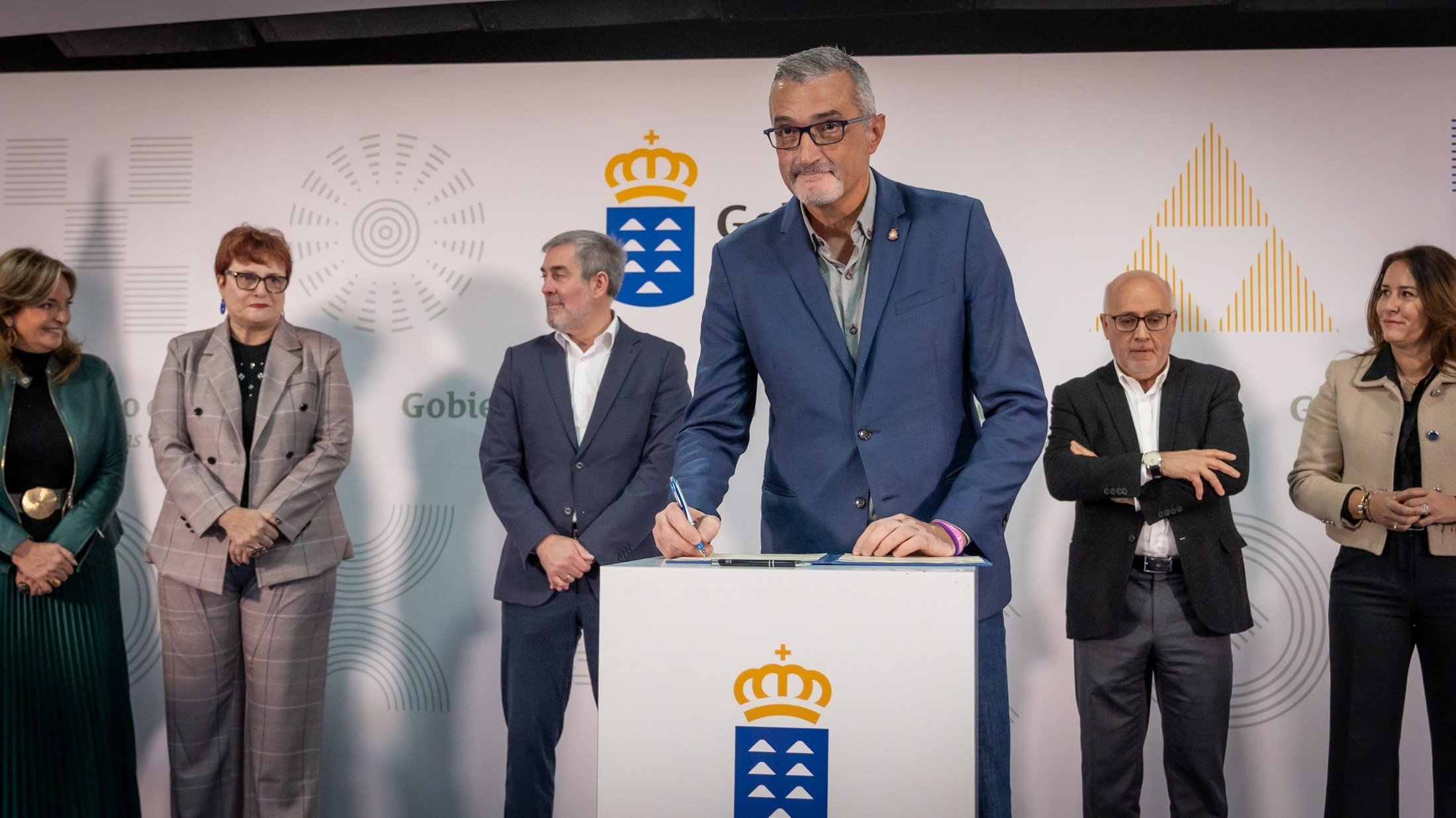 El consejero Marci Acuña durante la firma convenios de Dependencia El consejero Marci Acuña durante la firma convenios de Dependencia