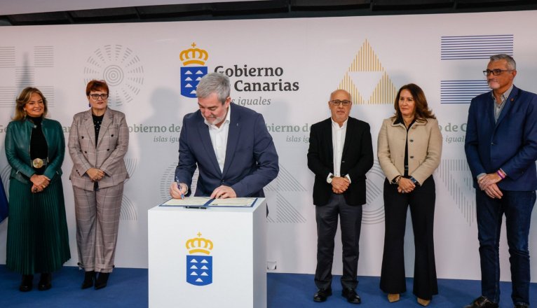 Fernando Clavijo firma los convenios de Dependencia