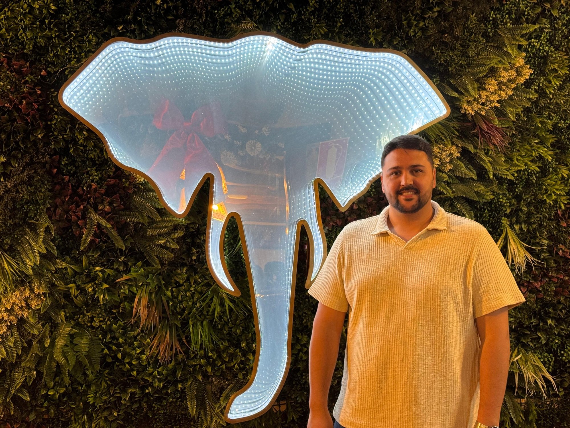 Manuel Muñoz Delgado a la entrada de su negocio. Hostelería.