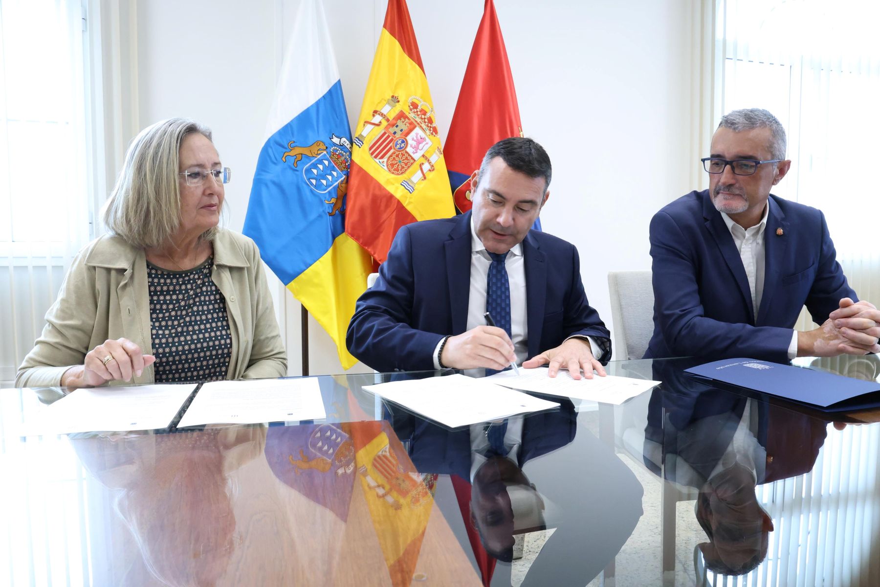Firma convencio con el Colegio de farmacéuticos 
