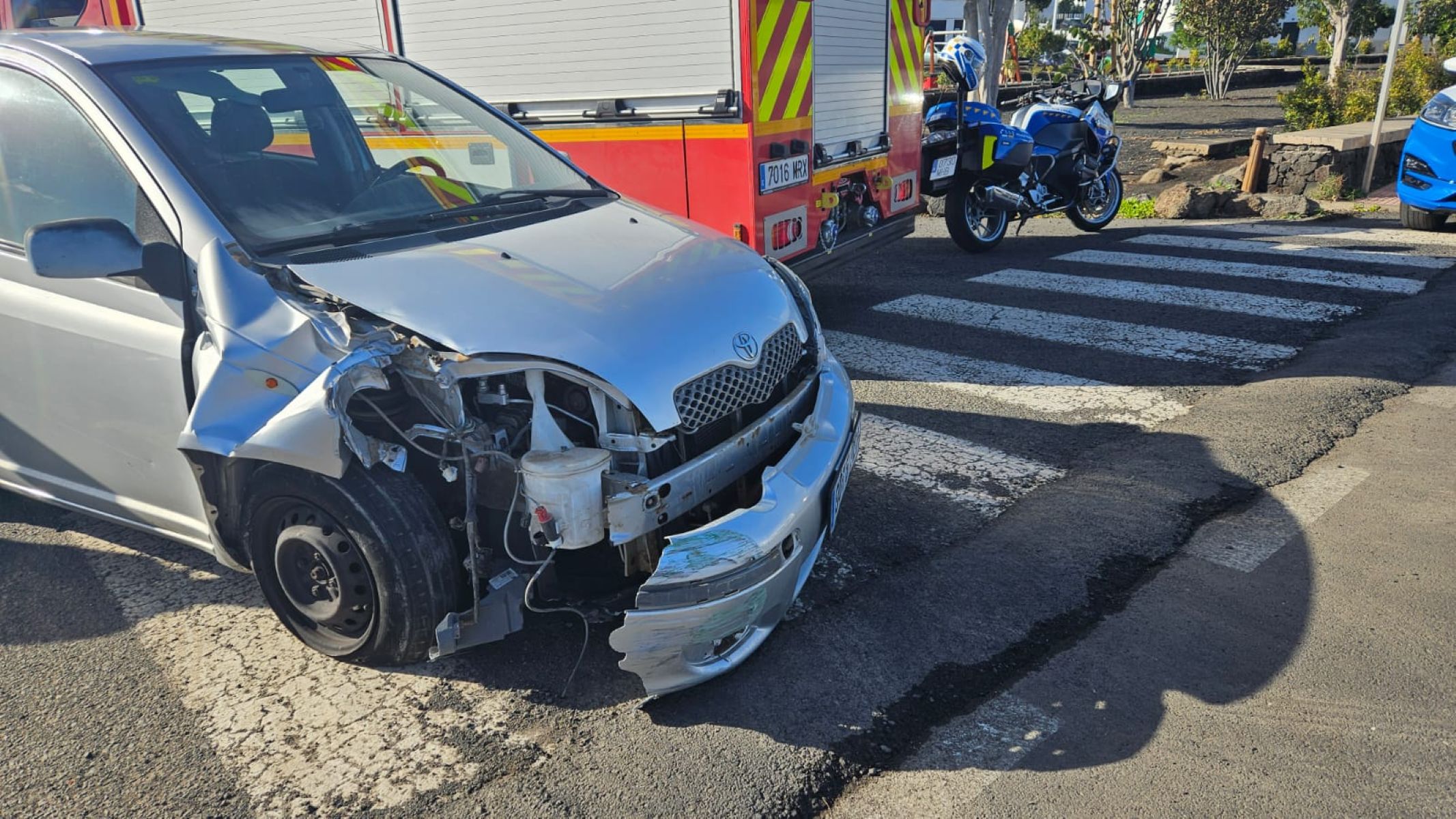 Un vehículo impacta contra una farola y la derriba en Arrecife 