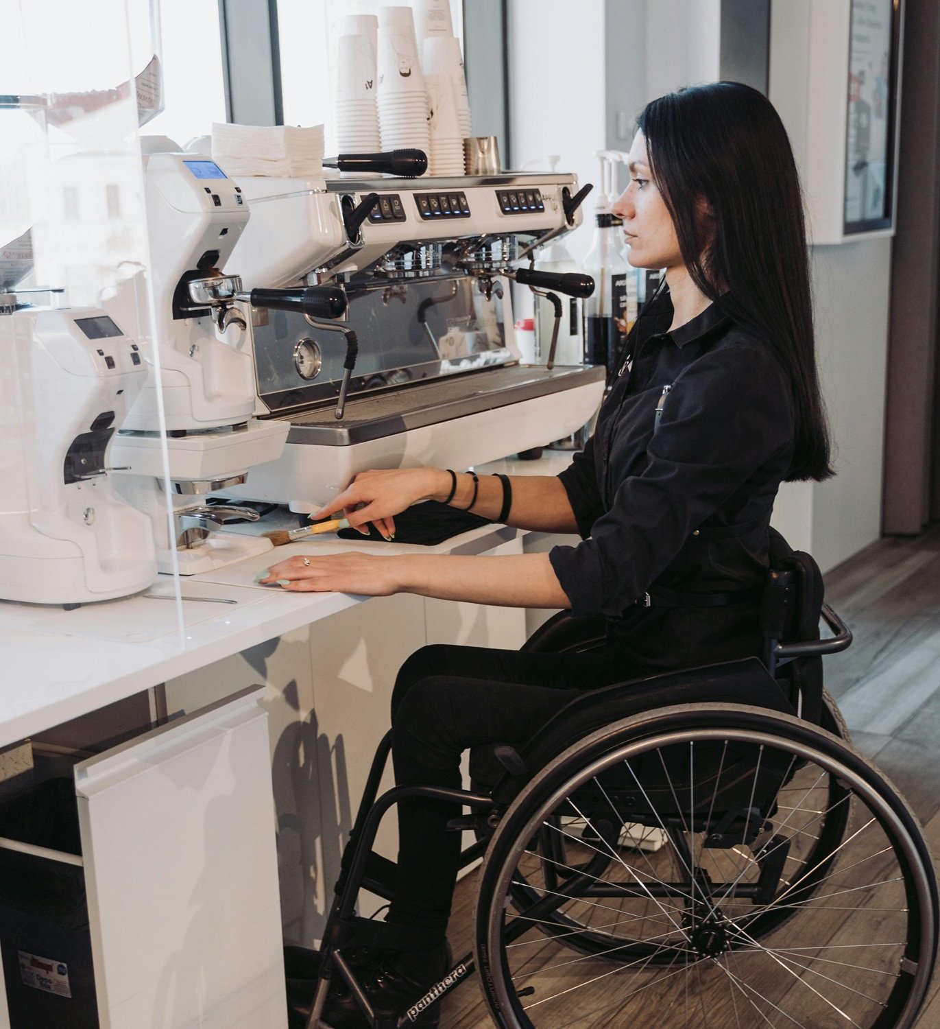 Una persona con discapacidad trabajando