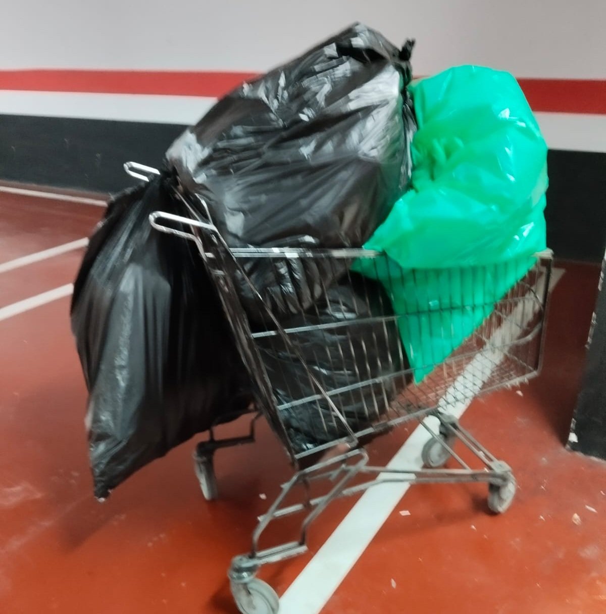 Bolsas de basura que tienen que llevar las trabajadoras hasta el contenedor