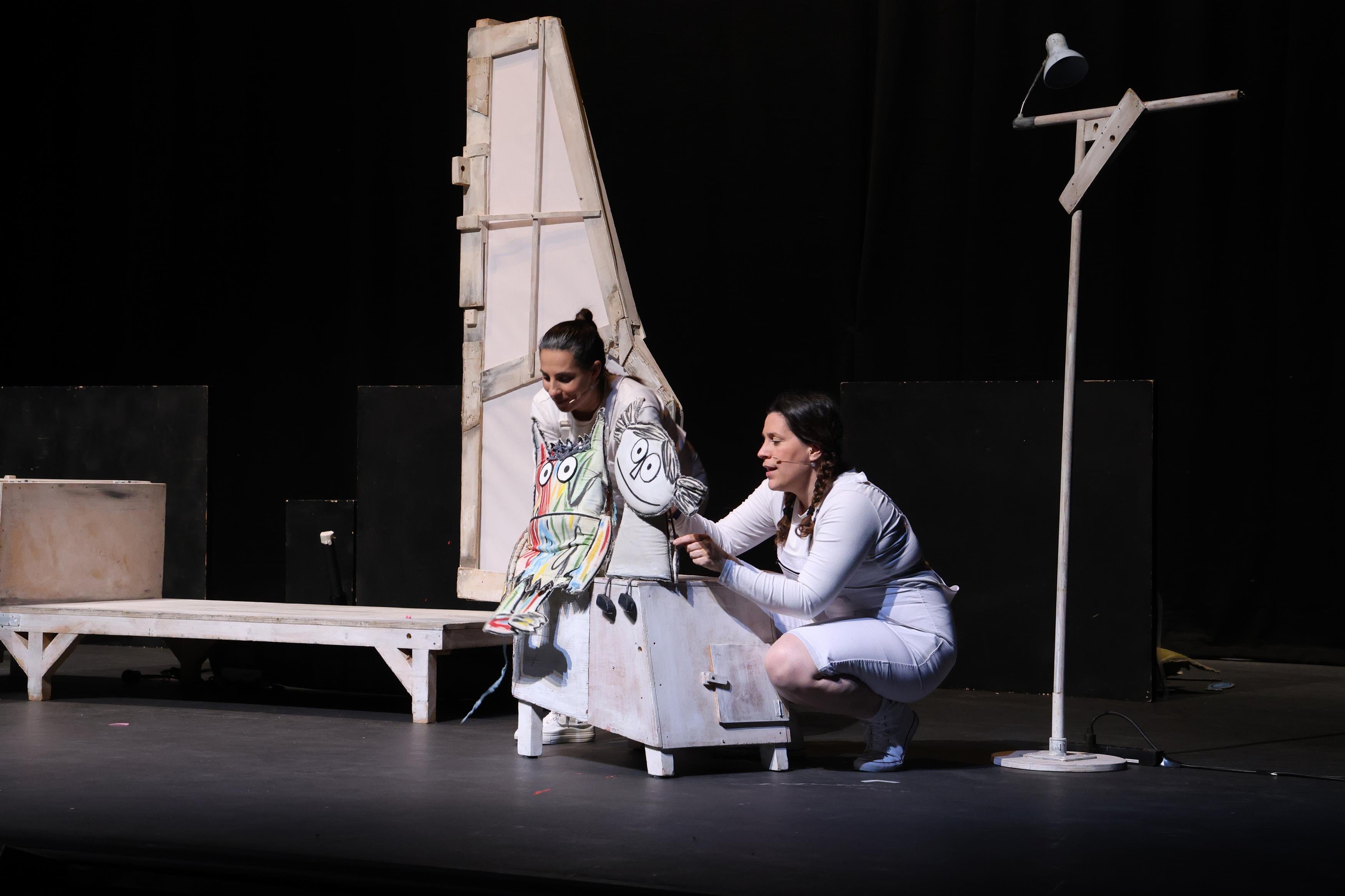 Representación teatral de 'El monstruo de colores'.