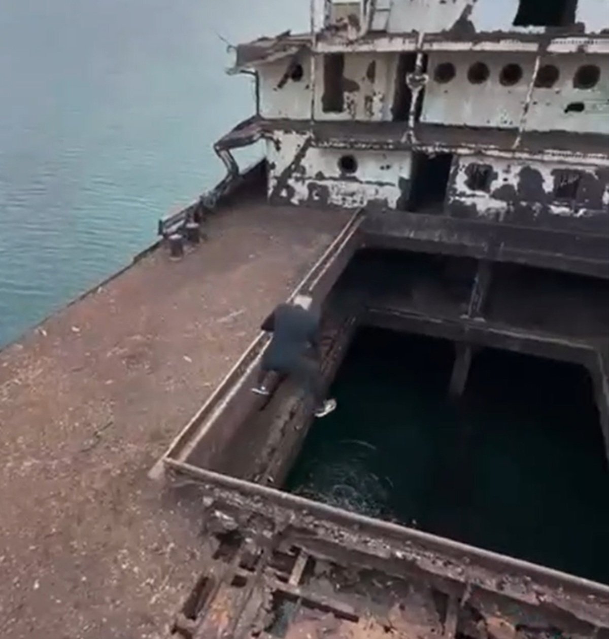 Imagen del youtuber saltando al interior del Telamón