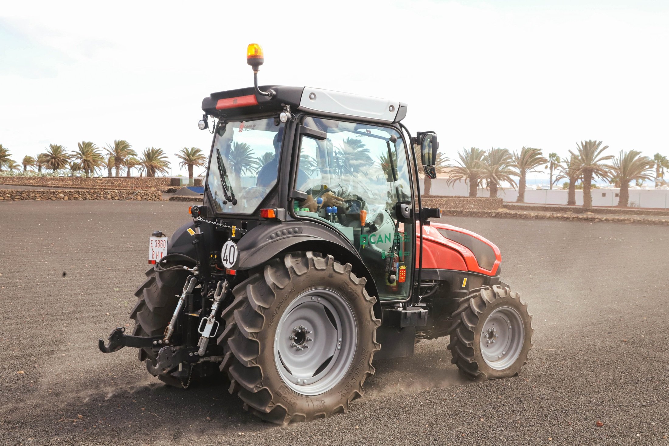 Tractor en un enarenado de Lanzarote. Agricultura.