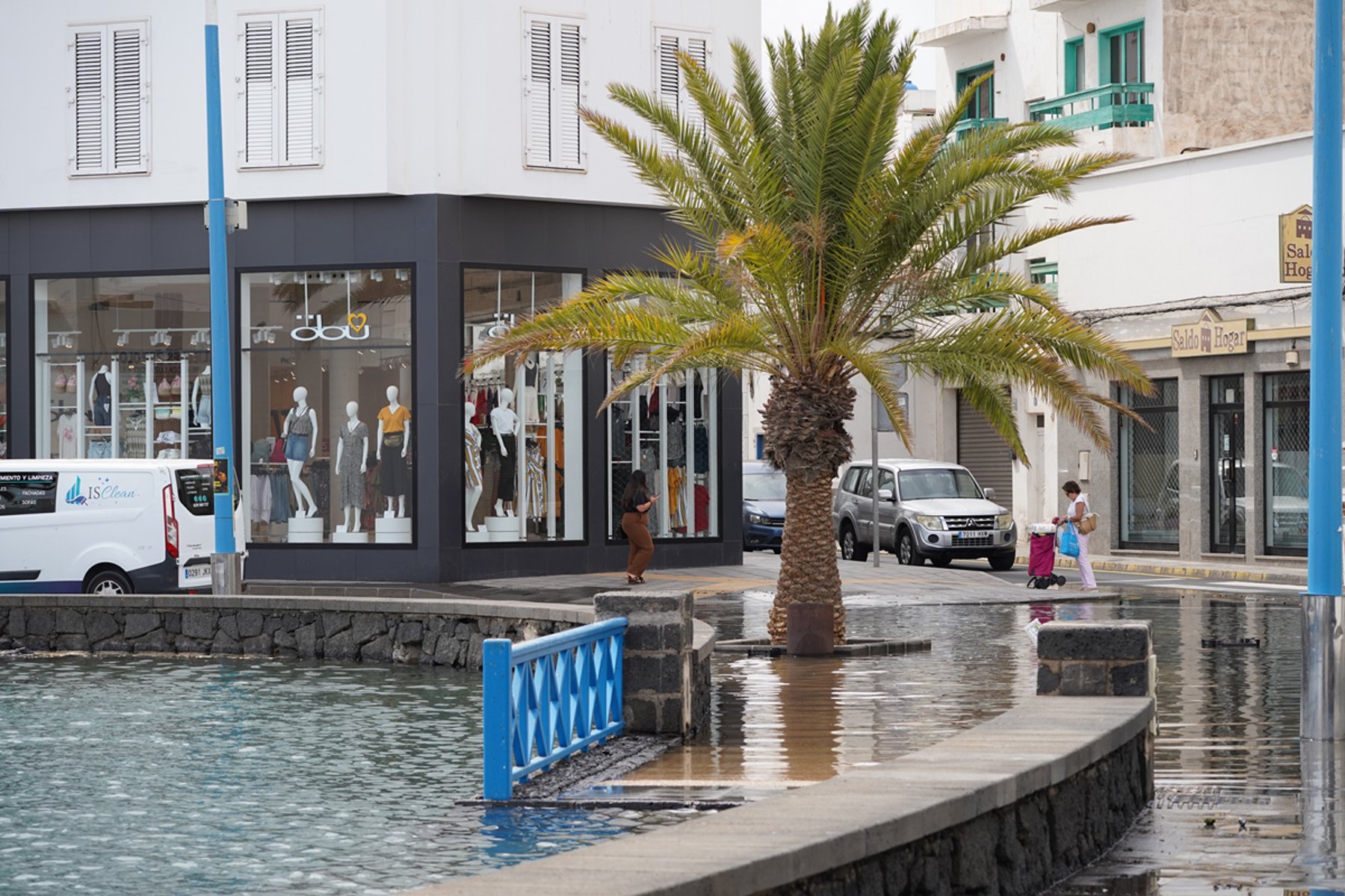 Imagen de la inundación provocada por las altas mareas en Cuatro Esquinas. Foto: Marcial Martín. Imagen de la inundación provocada por las altas mareas en Cuatro Esquinas. Foto: Marcial Martín.