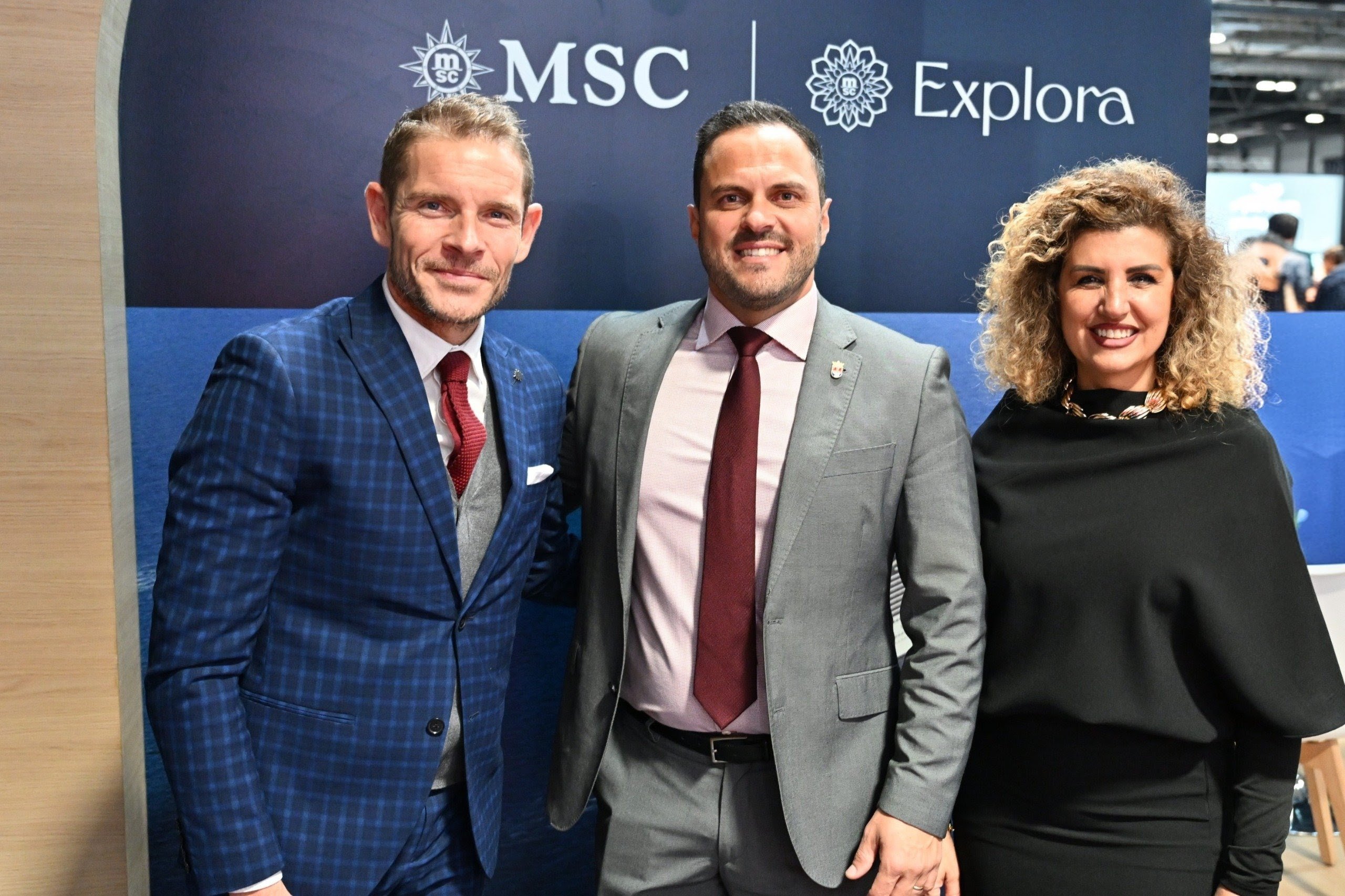 El alcalde de Arrecife Yonathan de León y la concejala de Turismo, Eli Merino, con el director general de MSC Cruceros para España, Fernando Pacheco. Ayer en Fitur  (1)