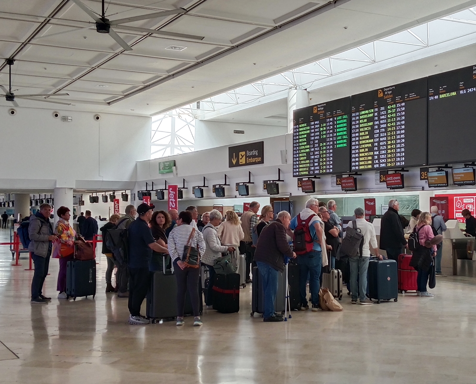 Turistas británicos en el aeropuerto de Lanzarote. Imagen: David Merino.