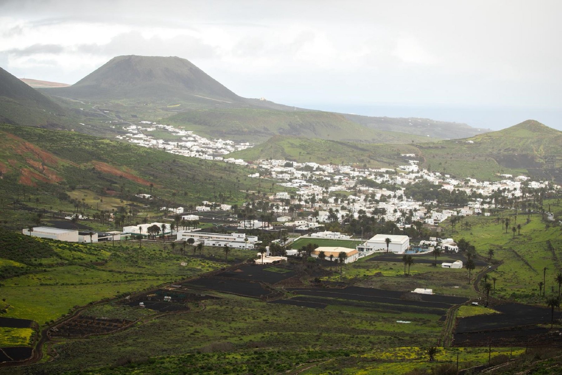 El pueblo de Haría vestido de verde tras las lluvias. Foto: Andrea Domínguez. El pueblo de Haría vestido de verde tras las lluvias. Foto: Andrea Domínguez.