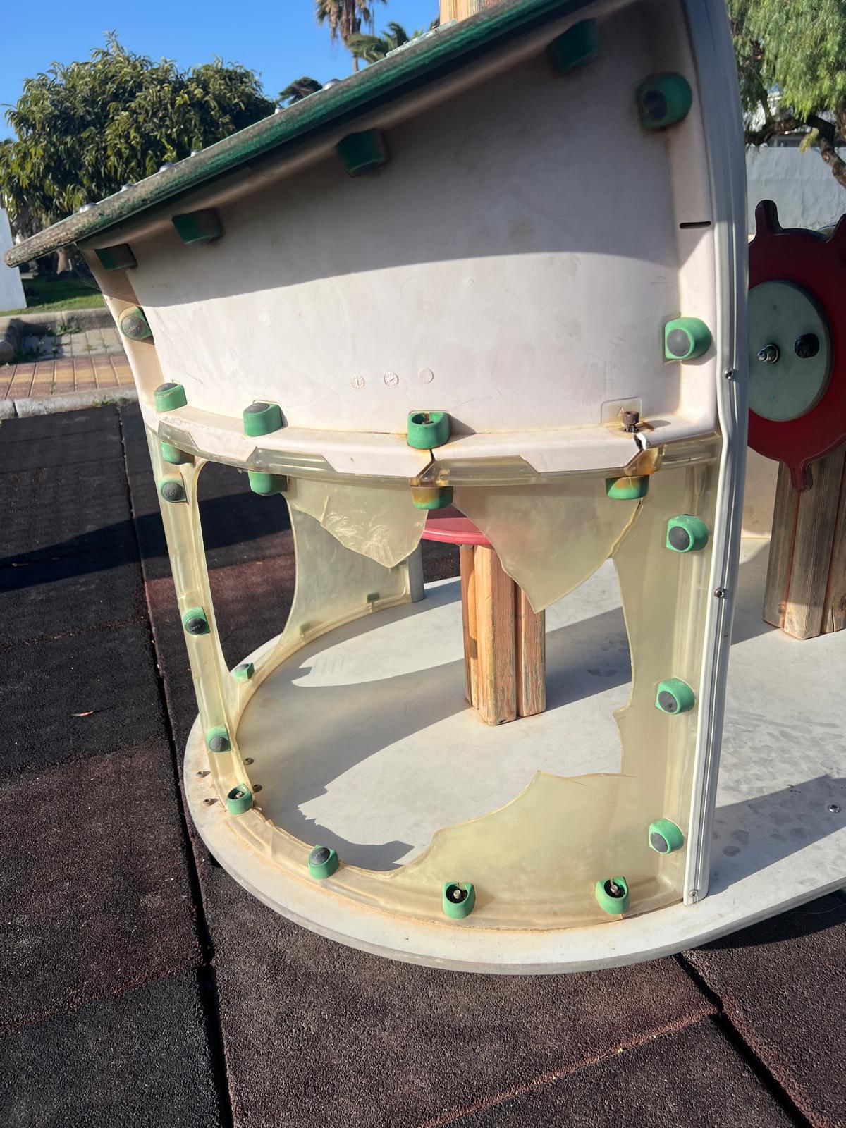 Mal estado del parque infantil de Costa Teguise