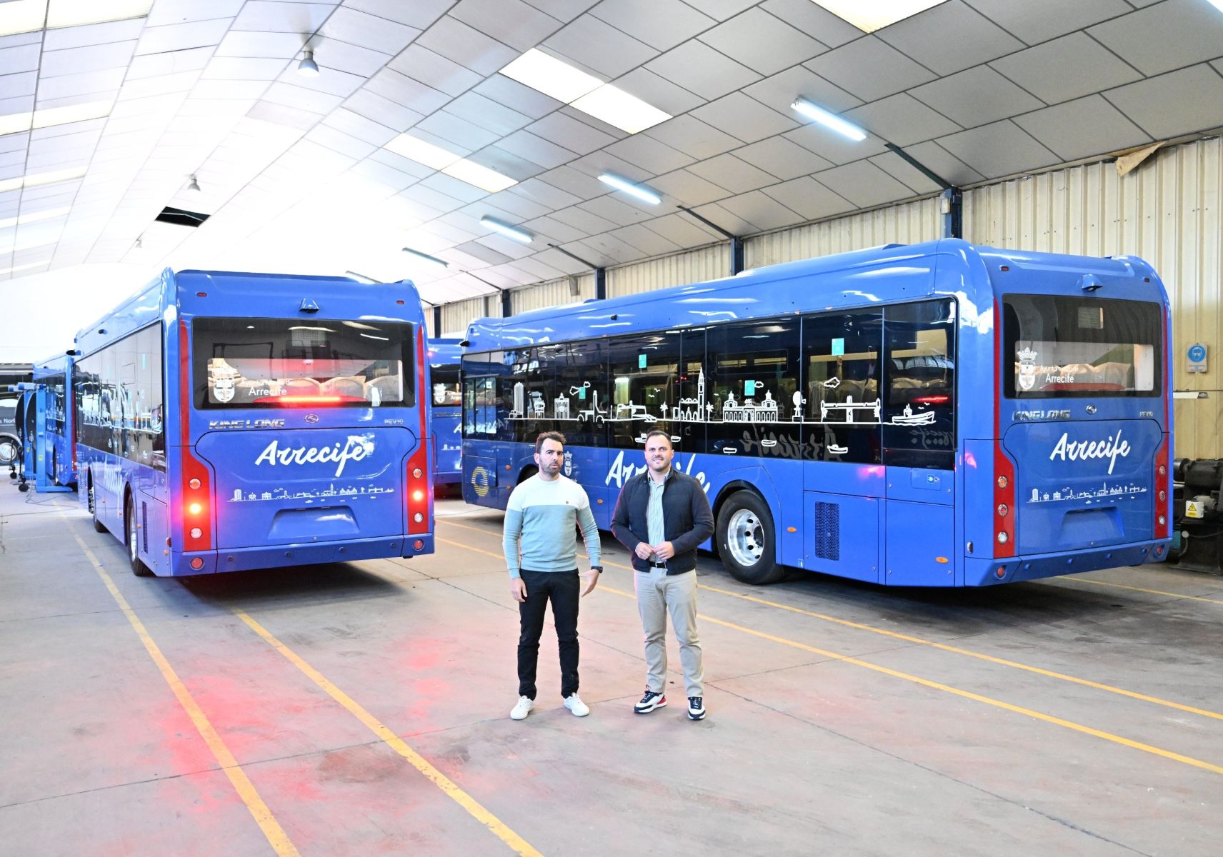 El alcalde Yonathan de León, y el concejal Mario González Altube, la pasada semana en las instalaciones en la Península de la empresa adjudicataria de estas 4 guaguas  1